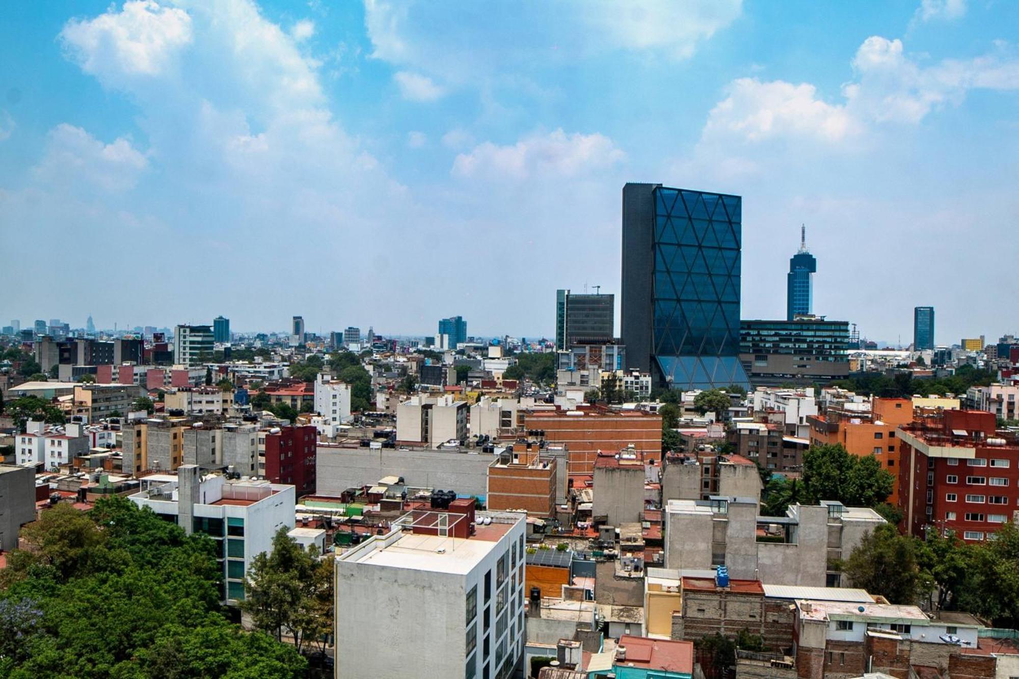 Habitación con cama extragrande y vistas a la ciudad