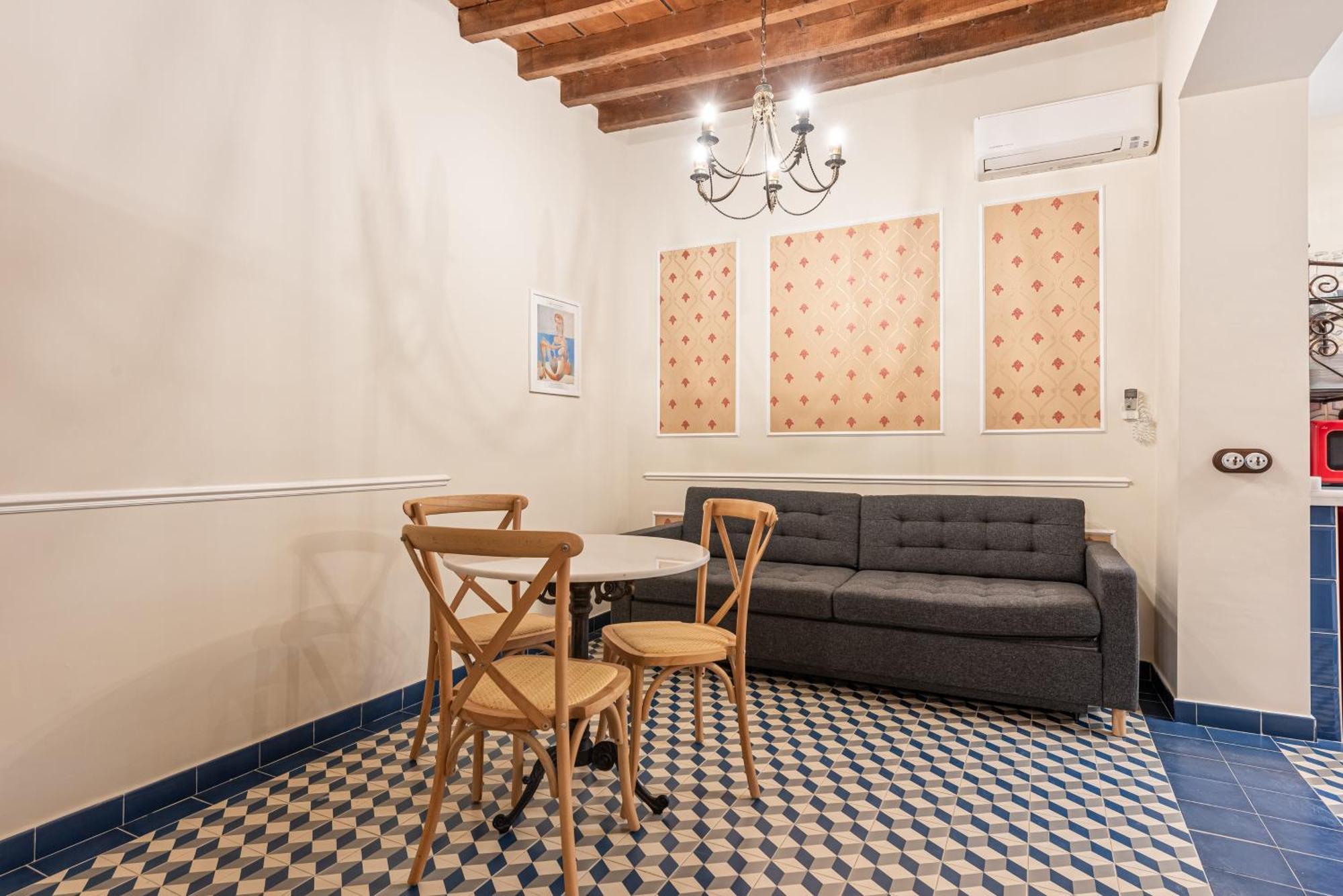 One-Bedroom Ground Floor Apartment Patio