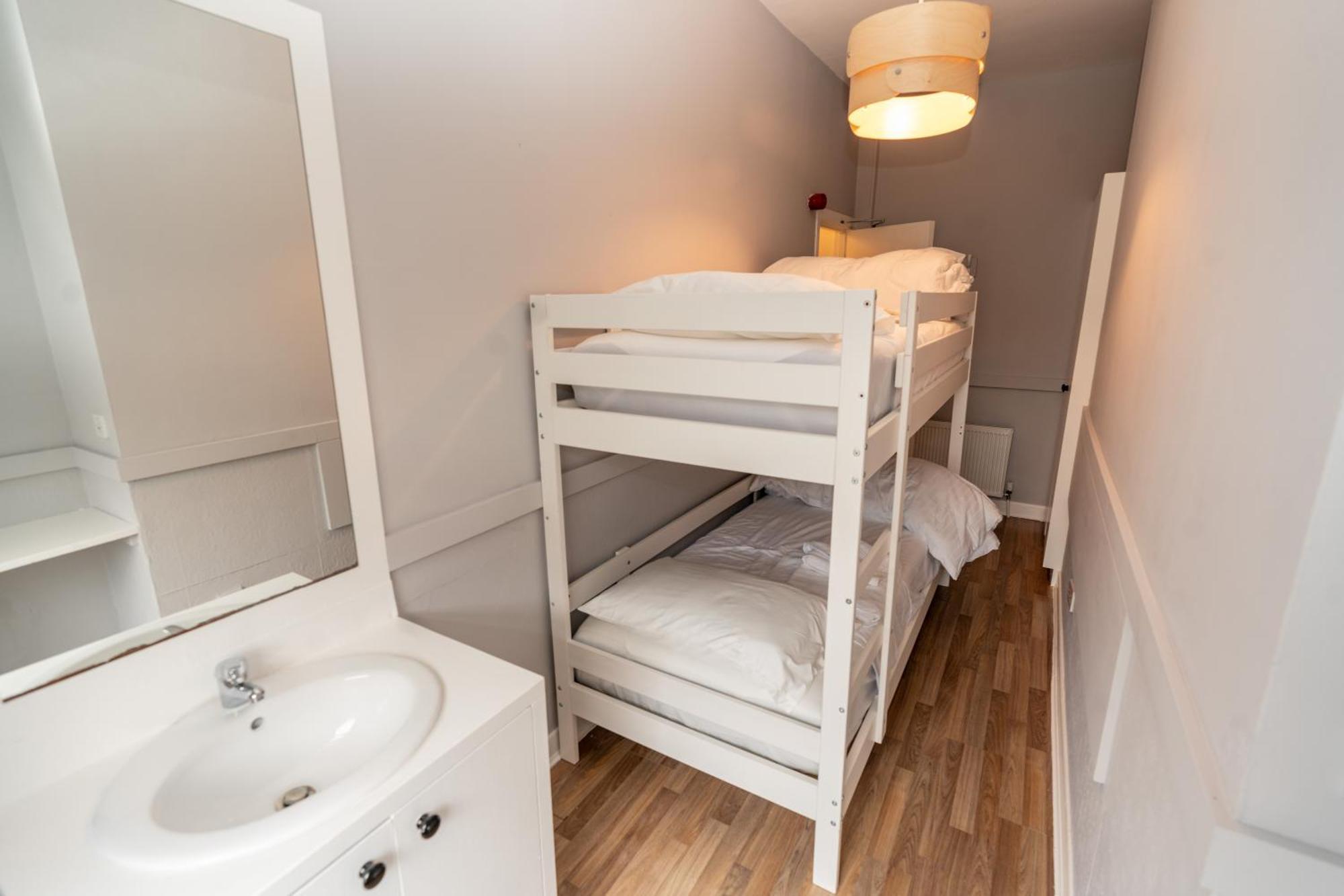 Twin Room,1622635921:JPEG