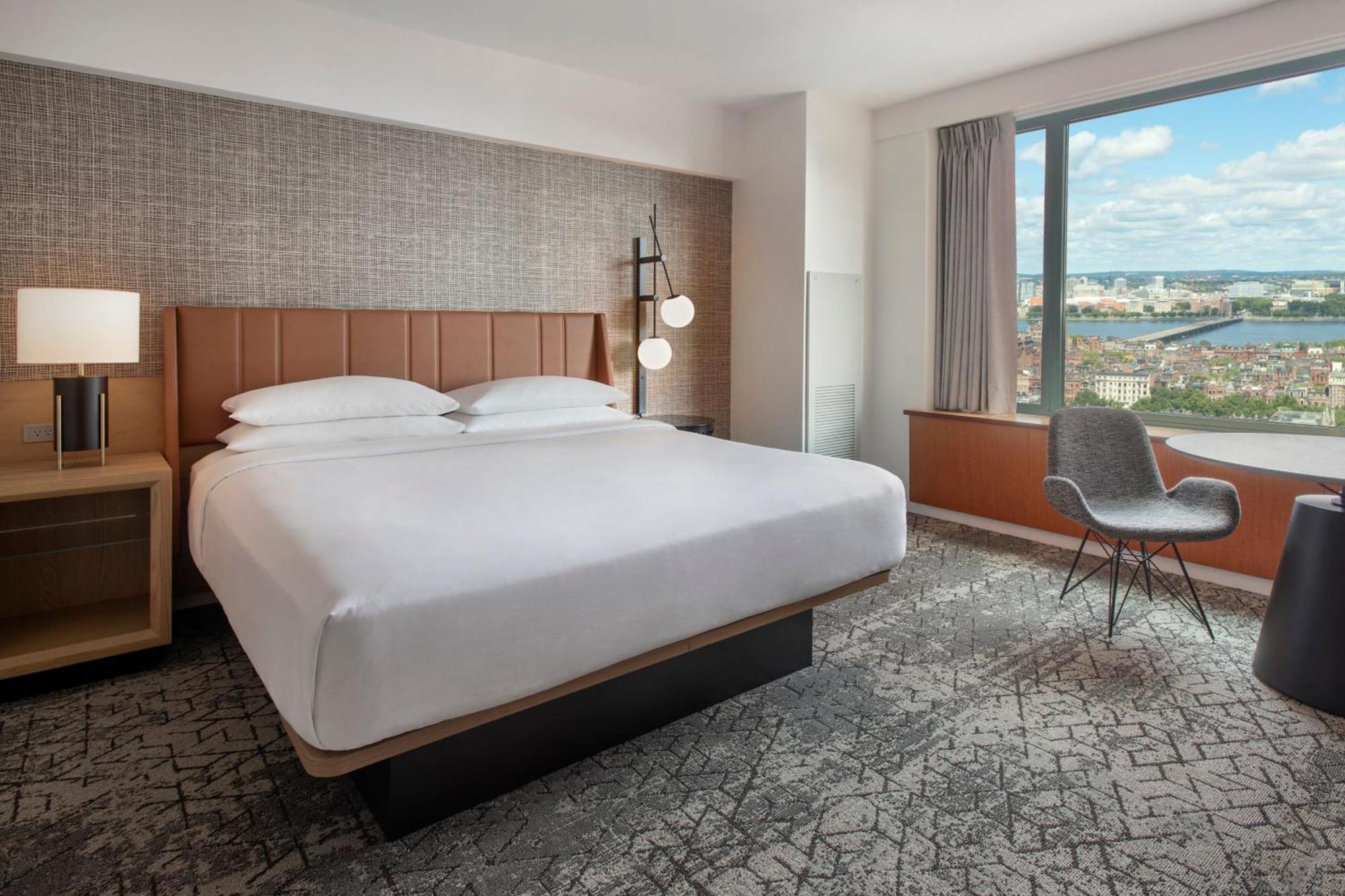 Habitación con vistas al río y cama extragrande