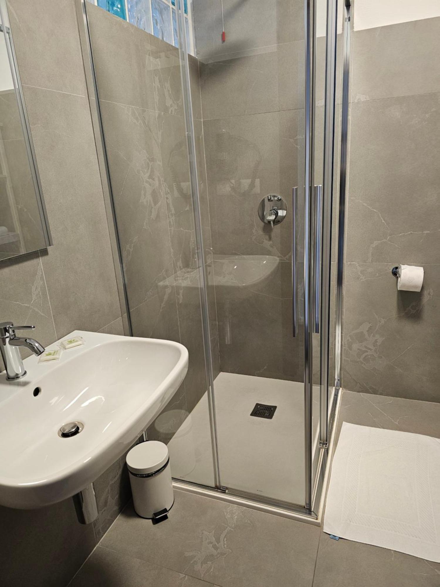Camera Matrimoniale con Bagno in Comune
