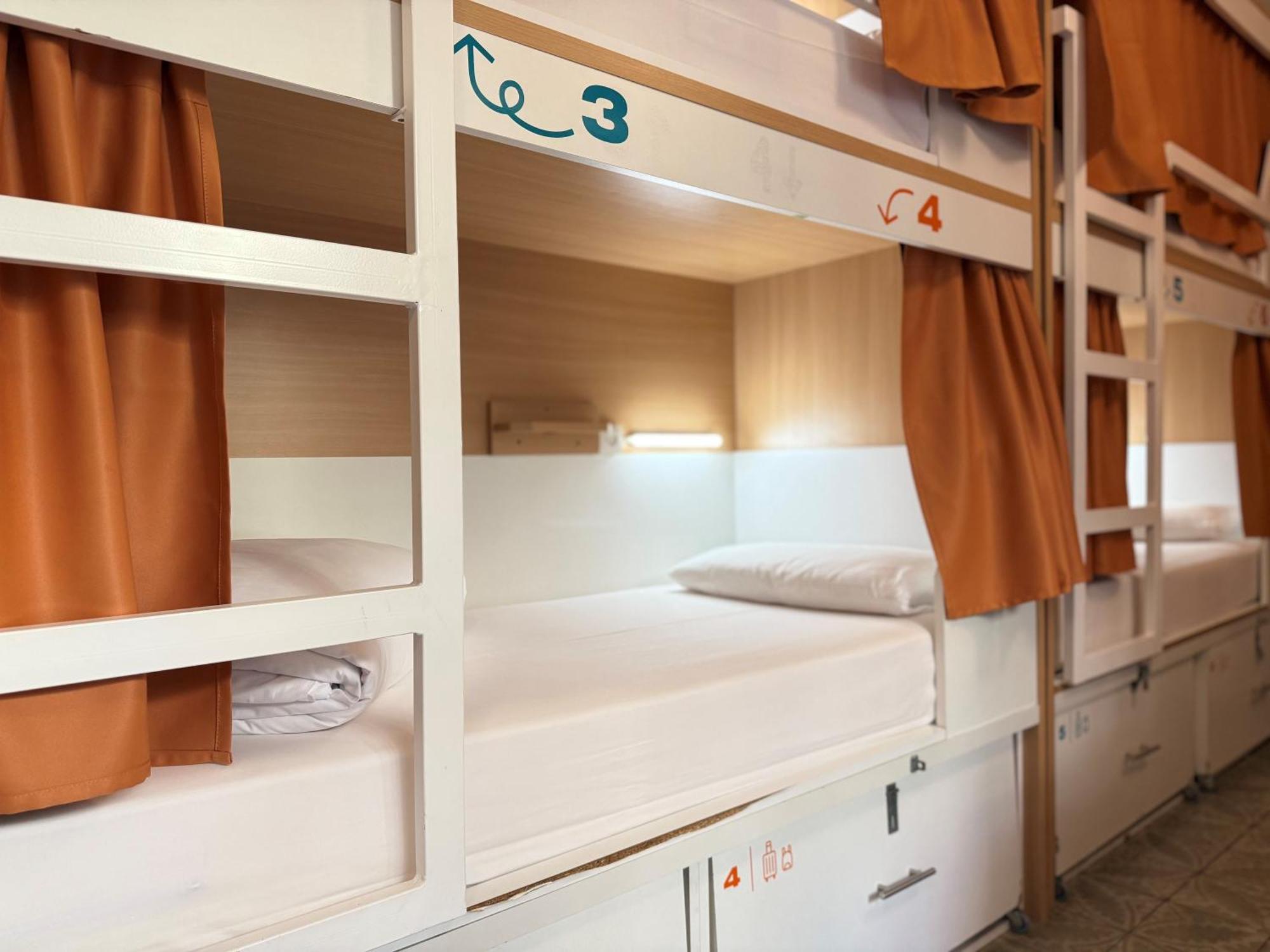 Bed 10-Bed Female Dormitory Room,1669030247:JPEG