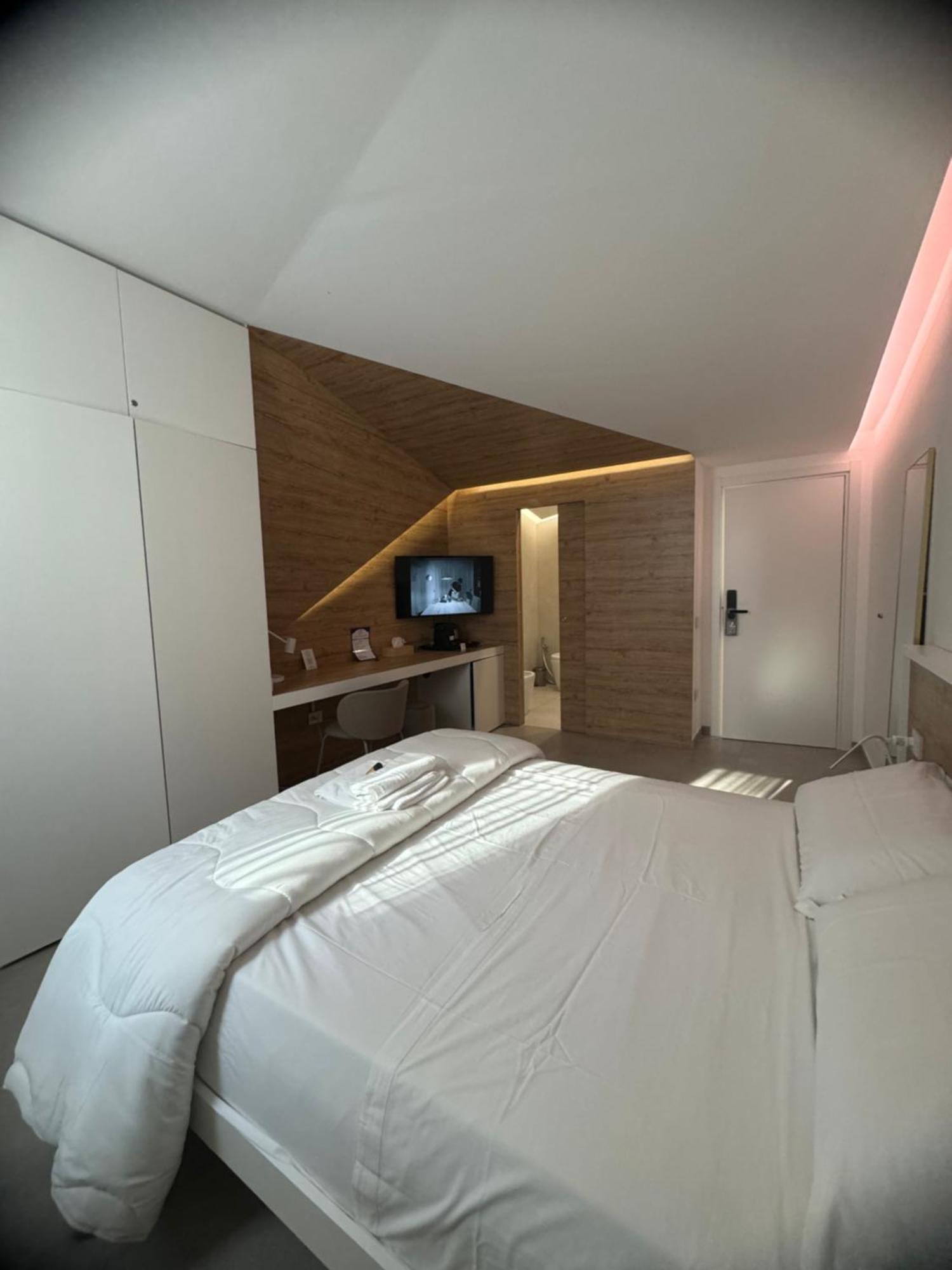 Deluxe Room,1627830322:JPEG