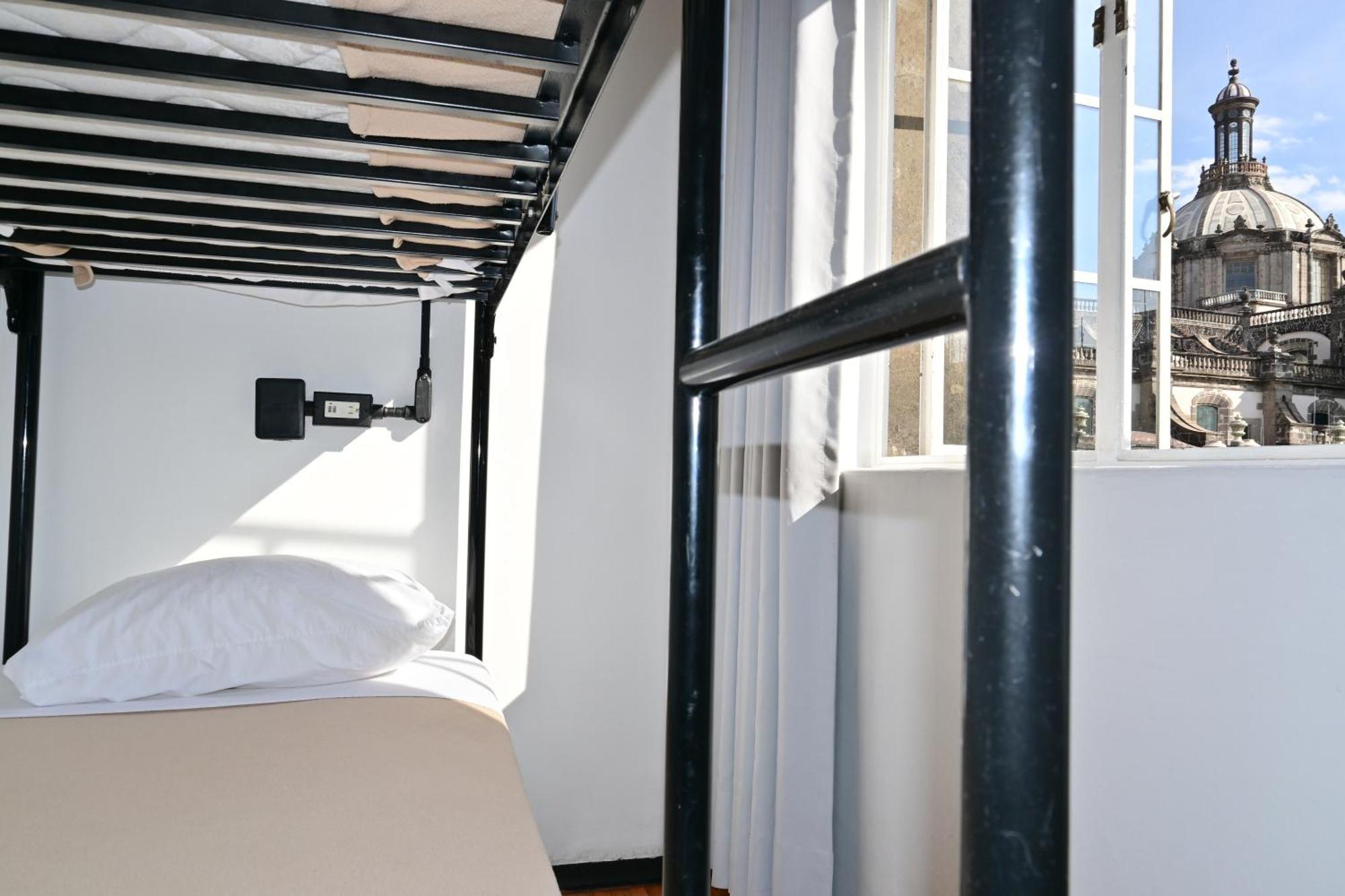 Bed 6-Bed Female Dormitory Room Exterior Zocalo View,1627935333:JPEG