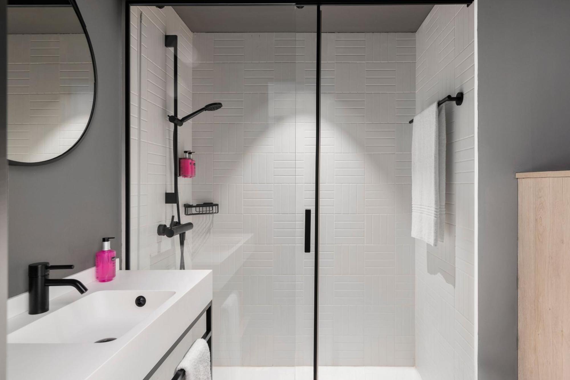 Moxy Single Room with Balcony,1629388977:JPEG
