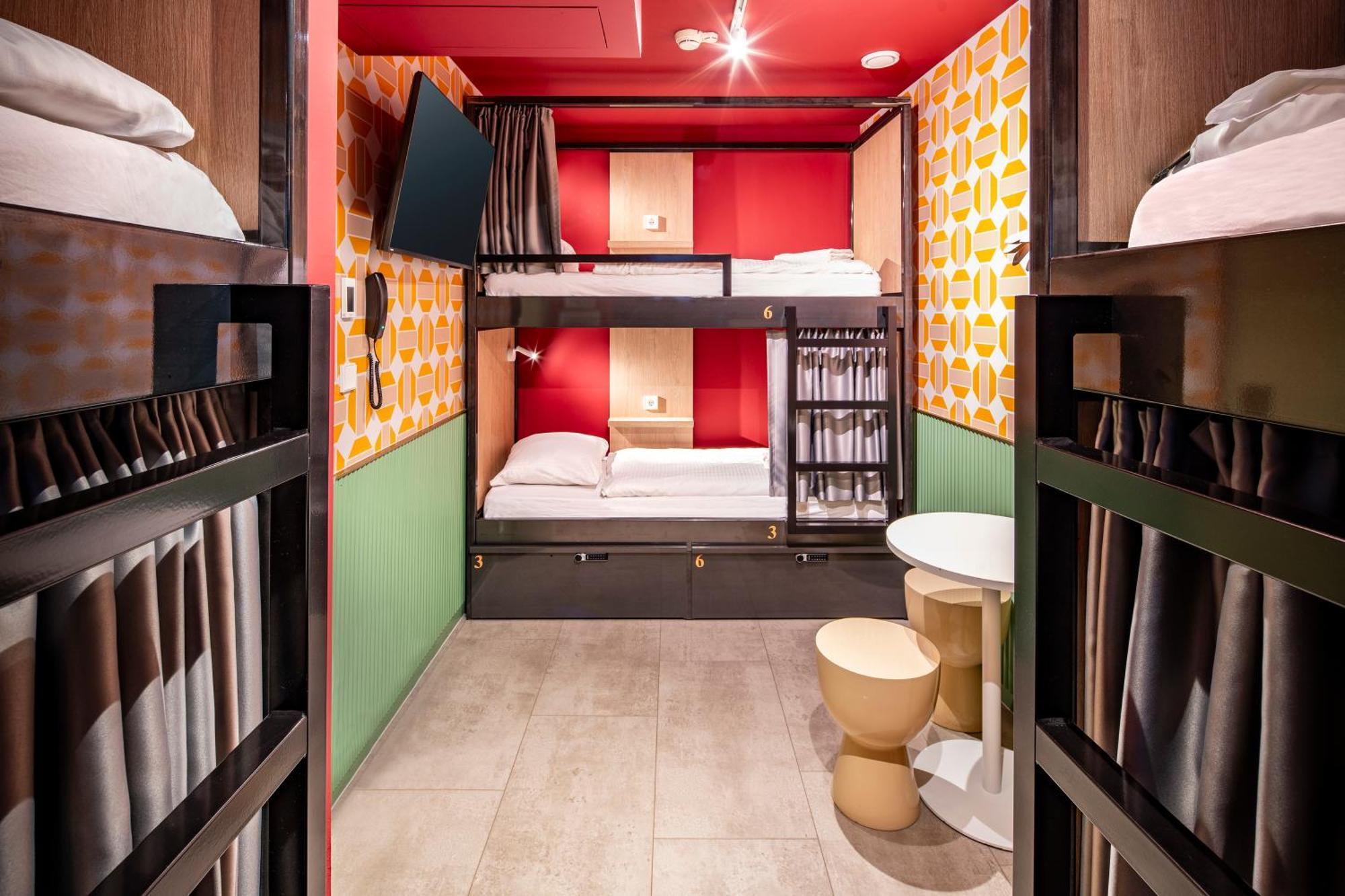 Cama em Dormitório Misto com 6 Camas