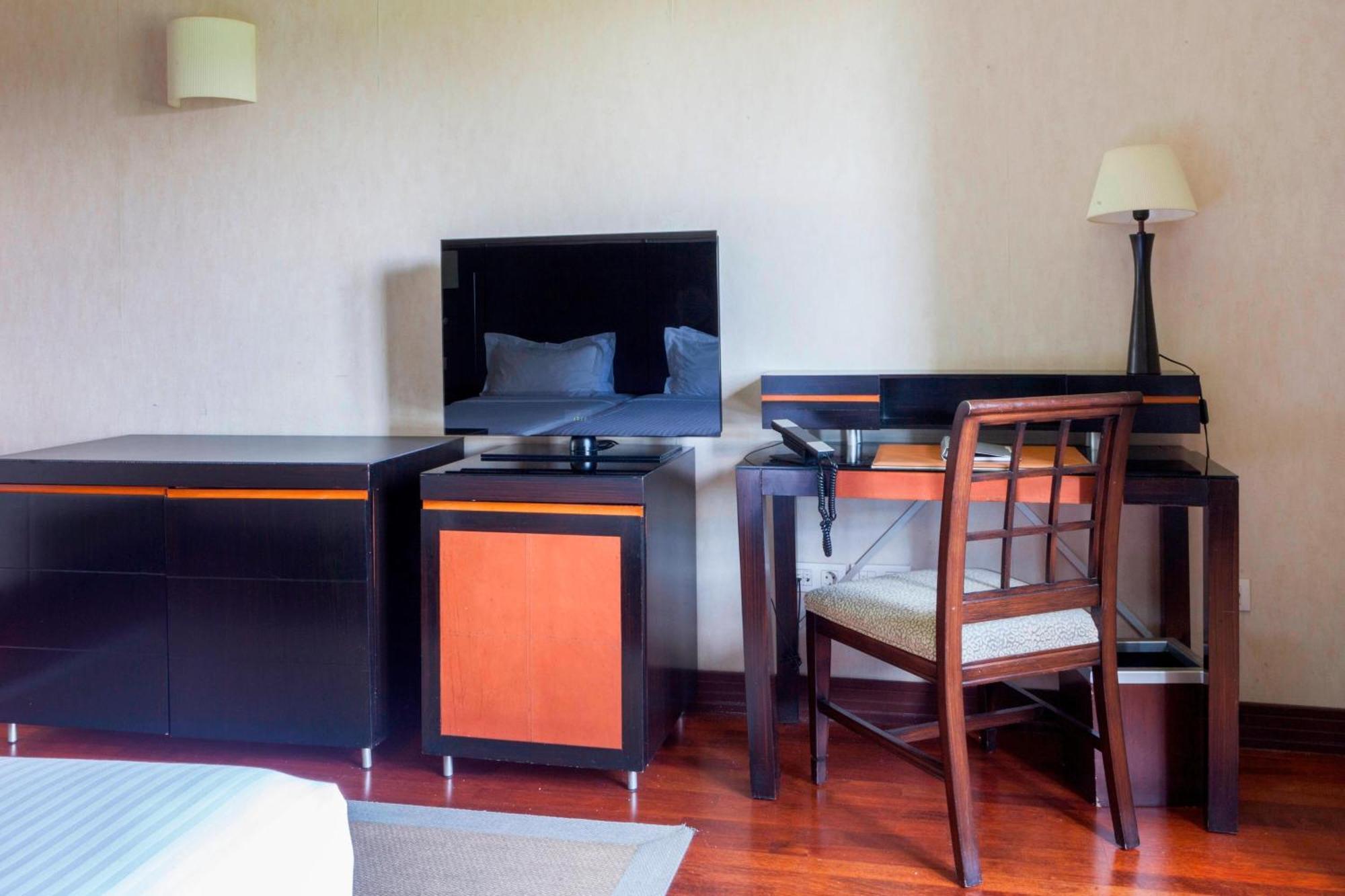 Habitación con cama extragrande.