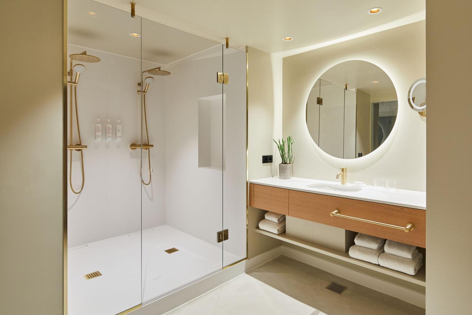 Suite Executive con cama extragrande - Acceso al salón executive