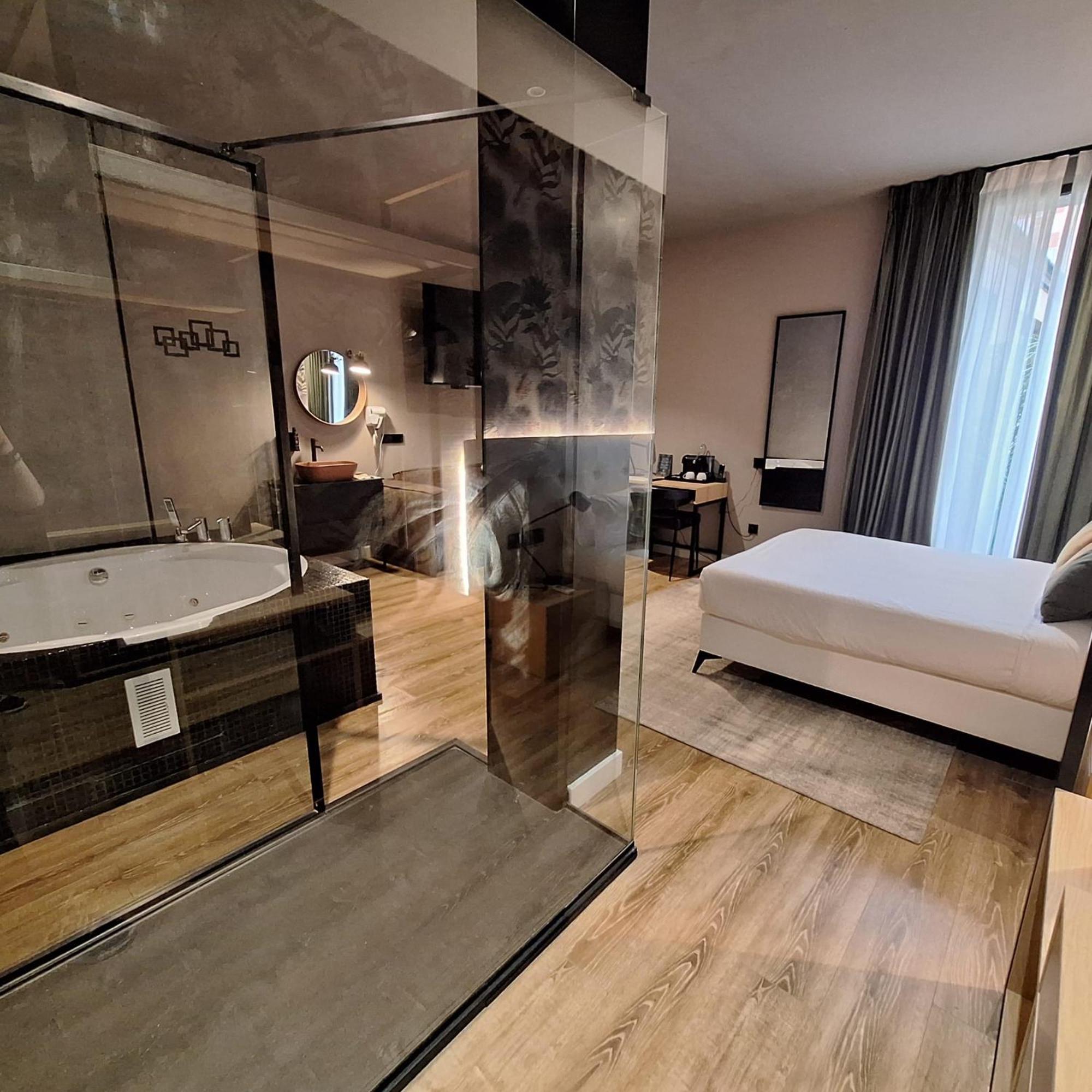 Deluxe Suite Spa Bath,1632469543:JPEG