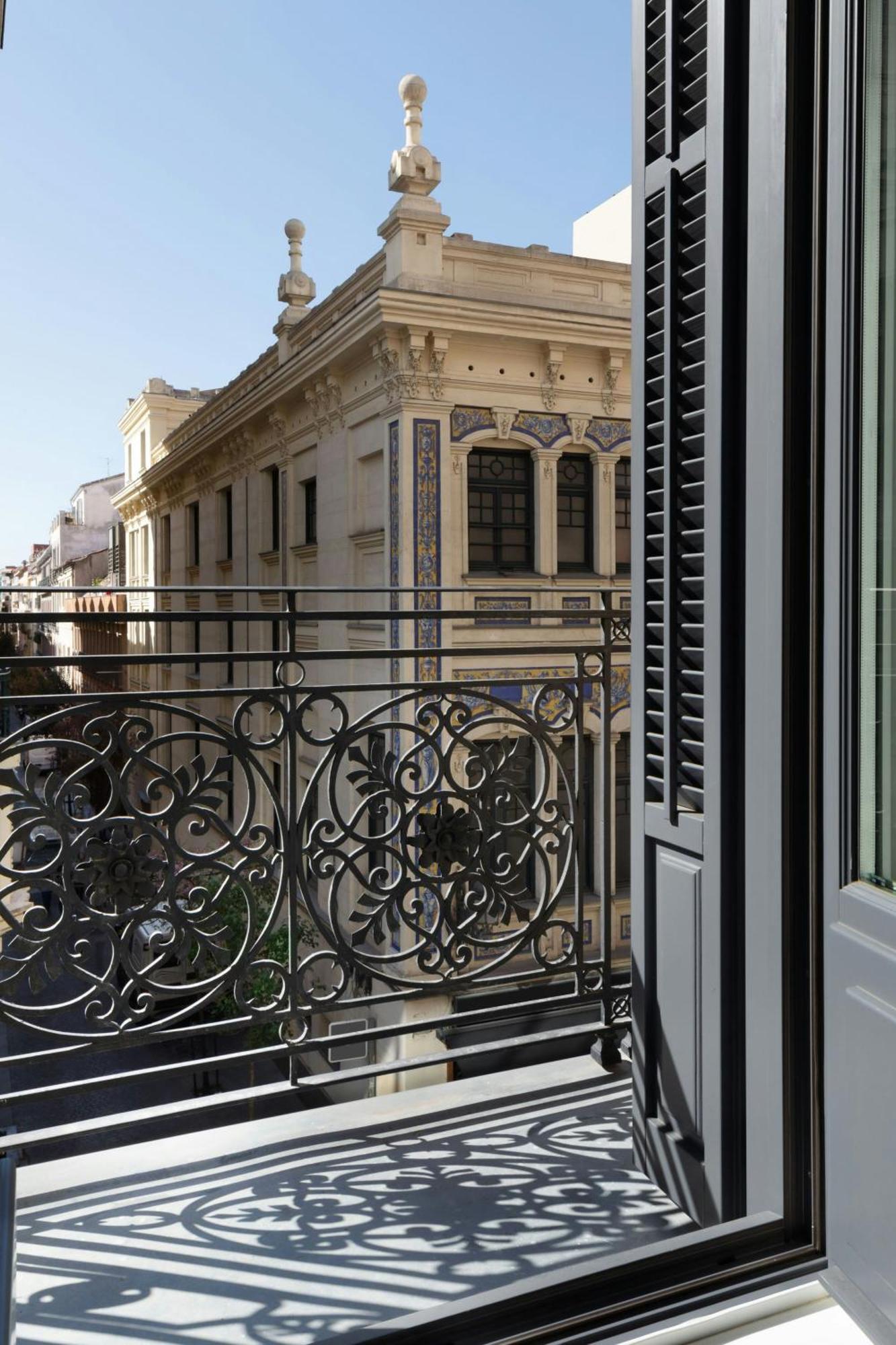 Deluxe King Room City View Balcony