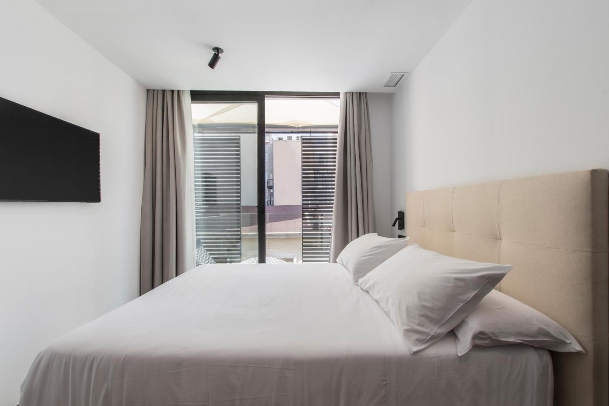 Apartamento con terraza y piscina