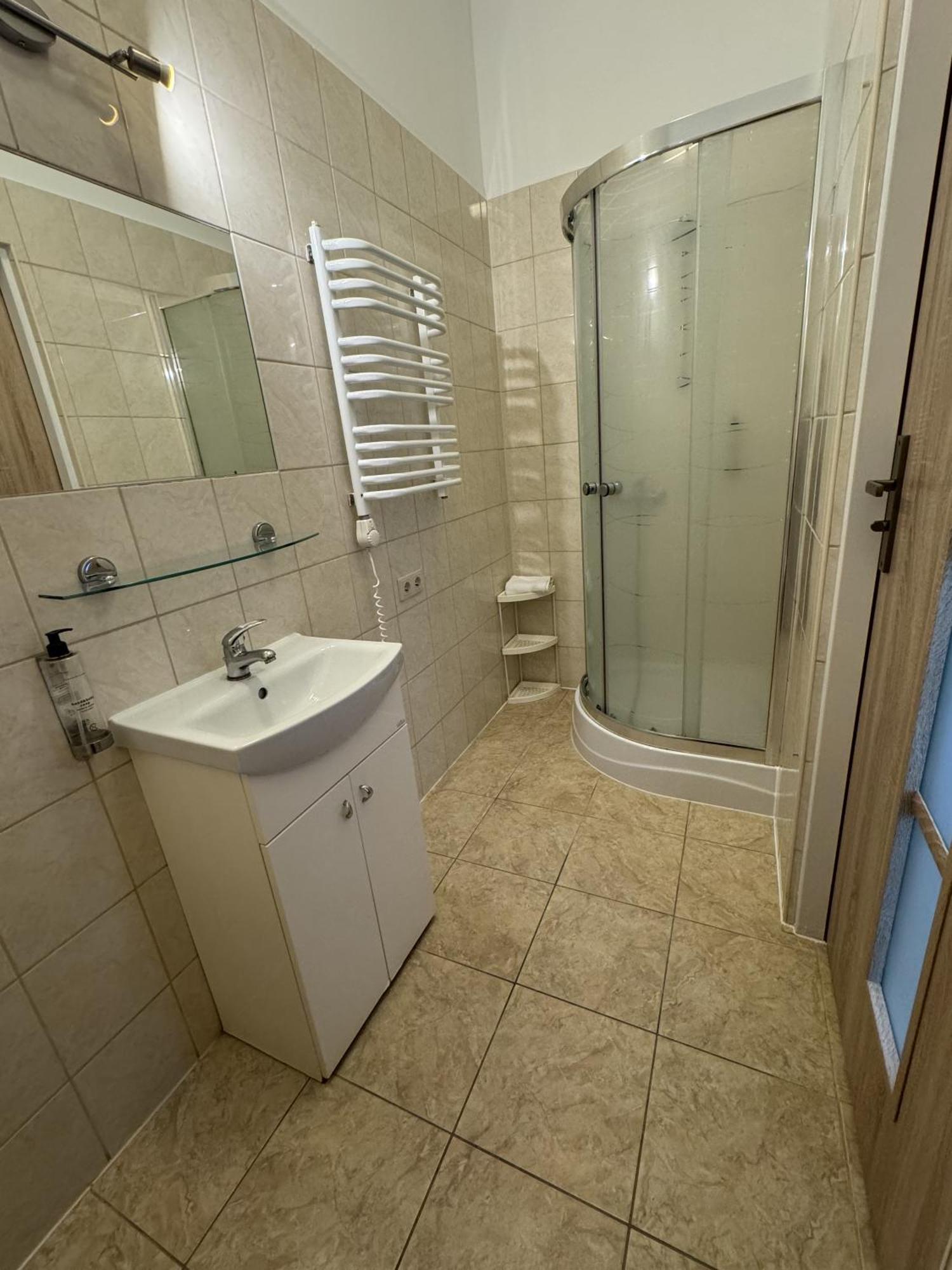 Comfort Triple Room Shower,1639411999:JPEG