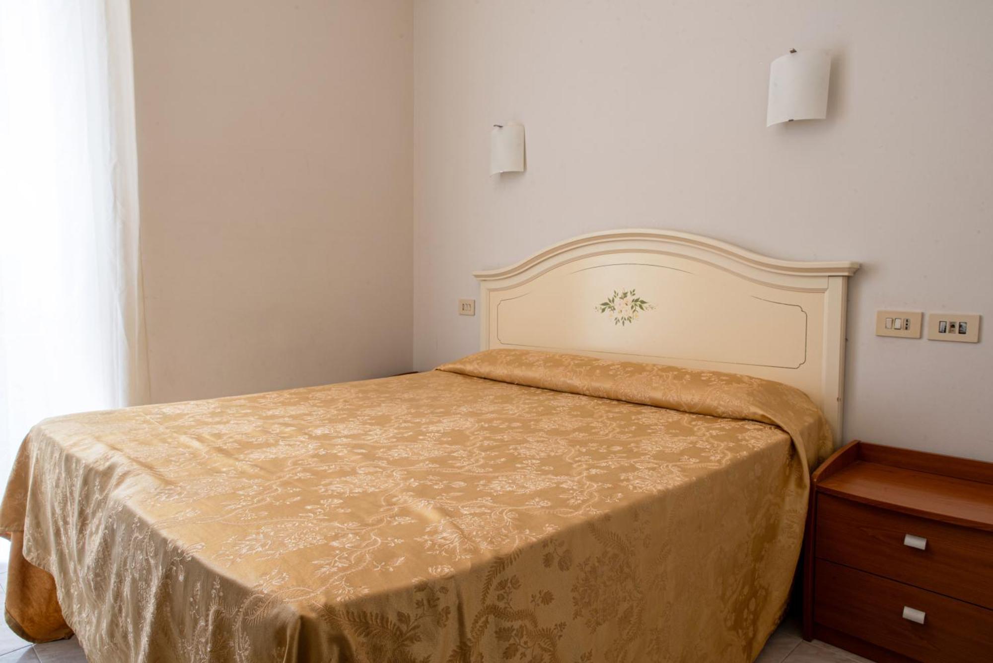 Small Double Room,1639578733:JPEG