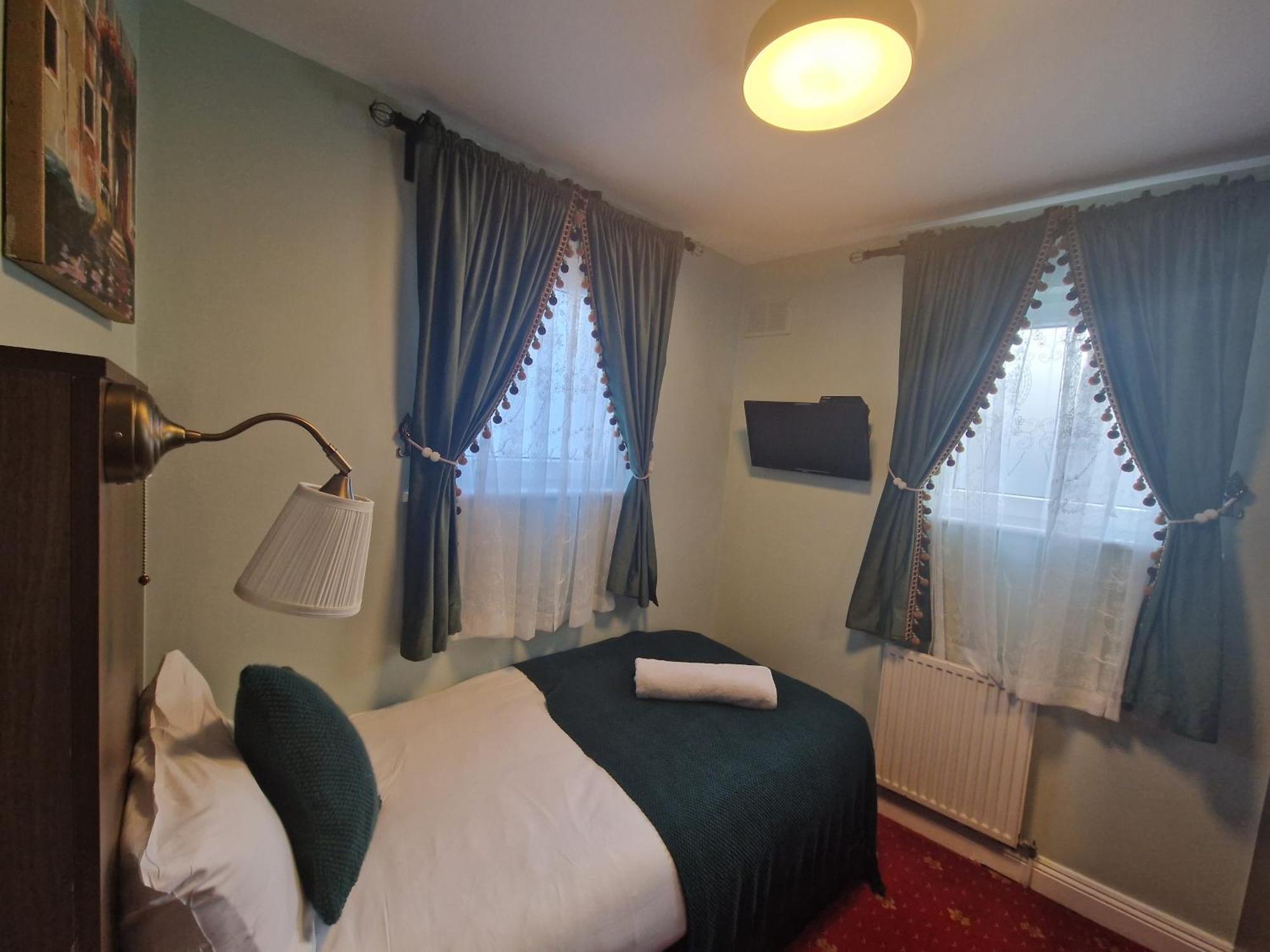 Habitación Individual con ducha y aseo compartidos