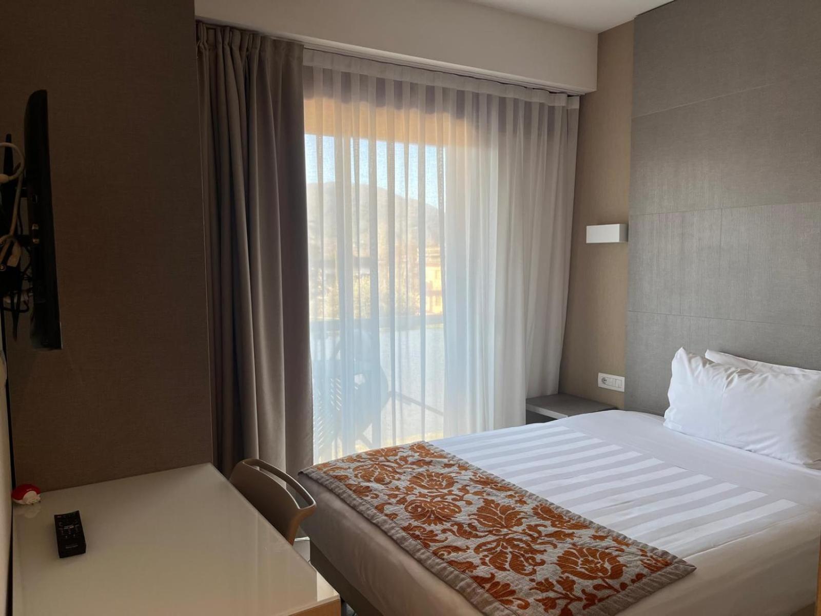 Small Double Room,1641012485:JPEG