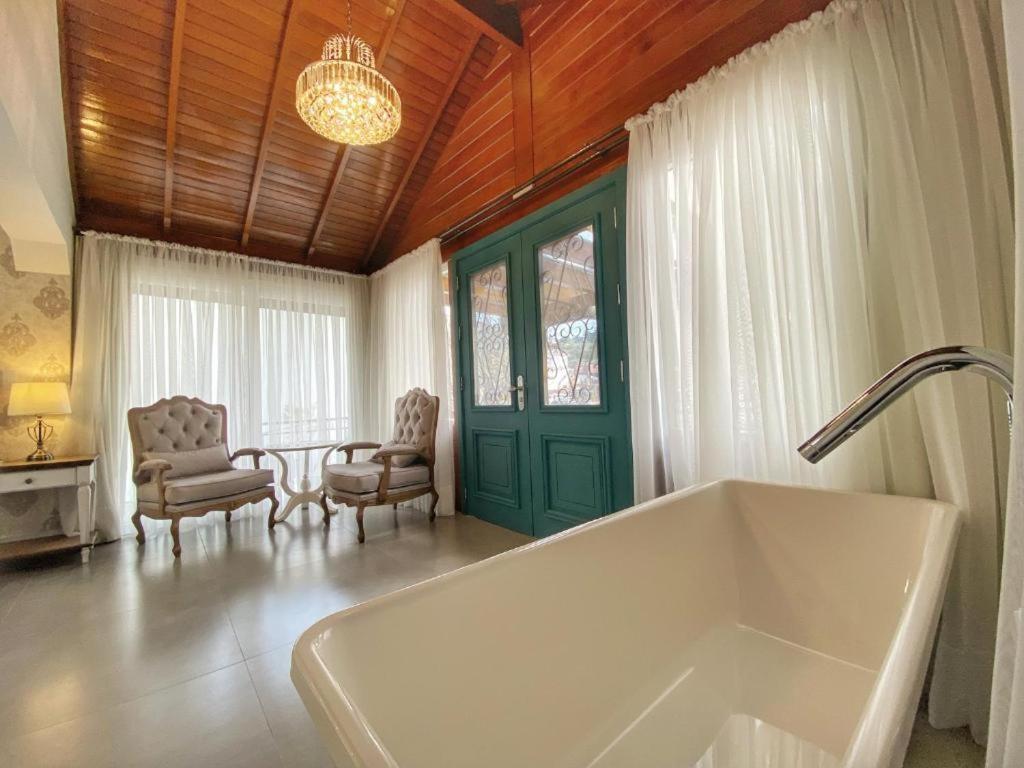 Deluxe King Suite,1642873012:JPEG