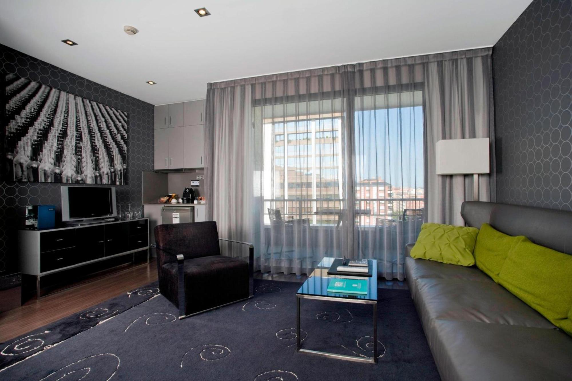 Two-Bedroom Suite One King Two Twin Beds,1643136317:JPEG