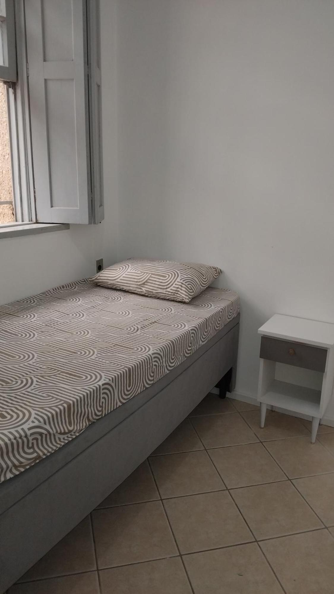 Quarto Individual com Banheiro Compartilhado