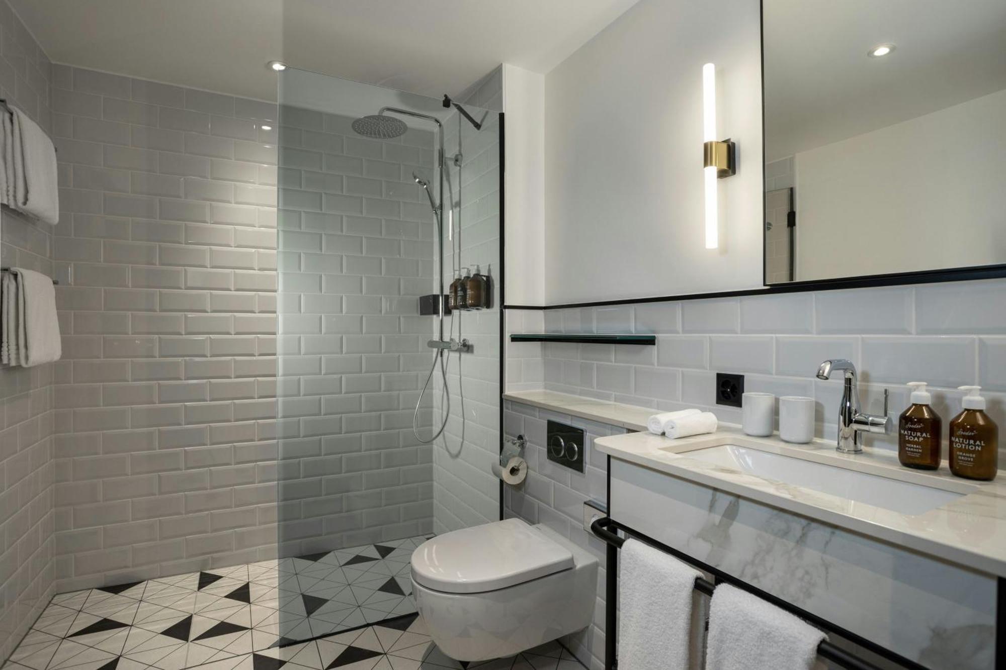 Habitación Grand Superior con cama extragrande y balcón