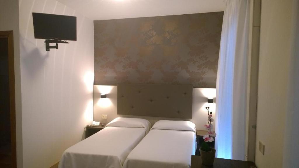 Small Double Room,1645014171:JPEG