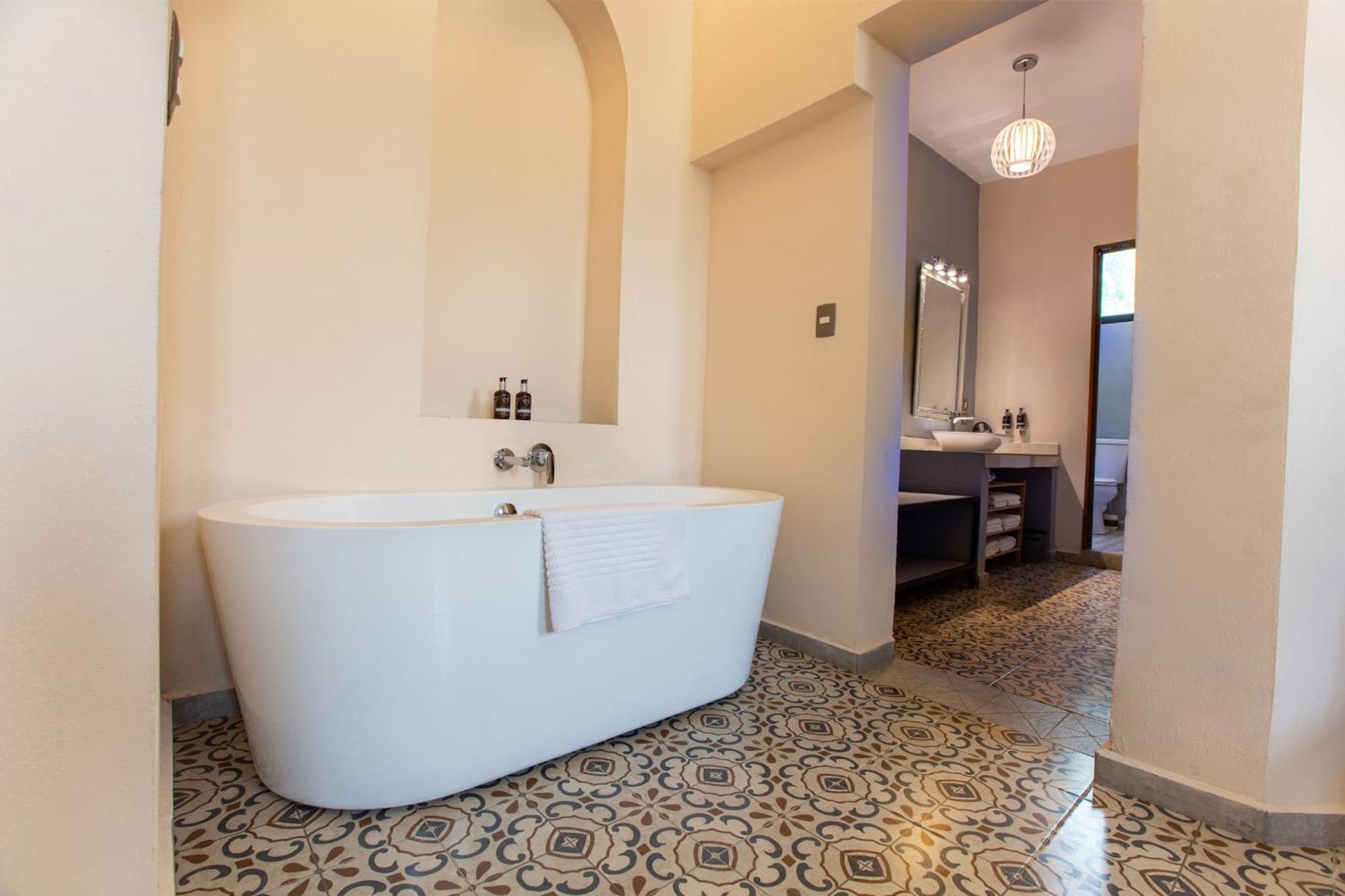 Deluxe Double Room Bath,1645073693:JPEG