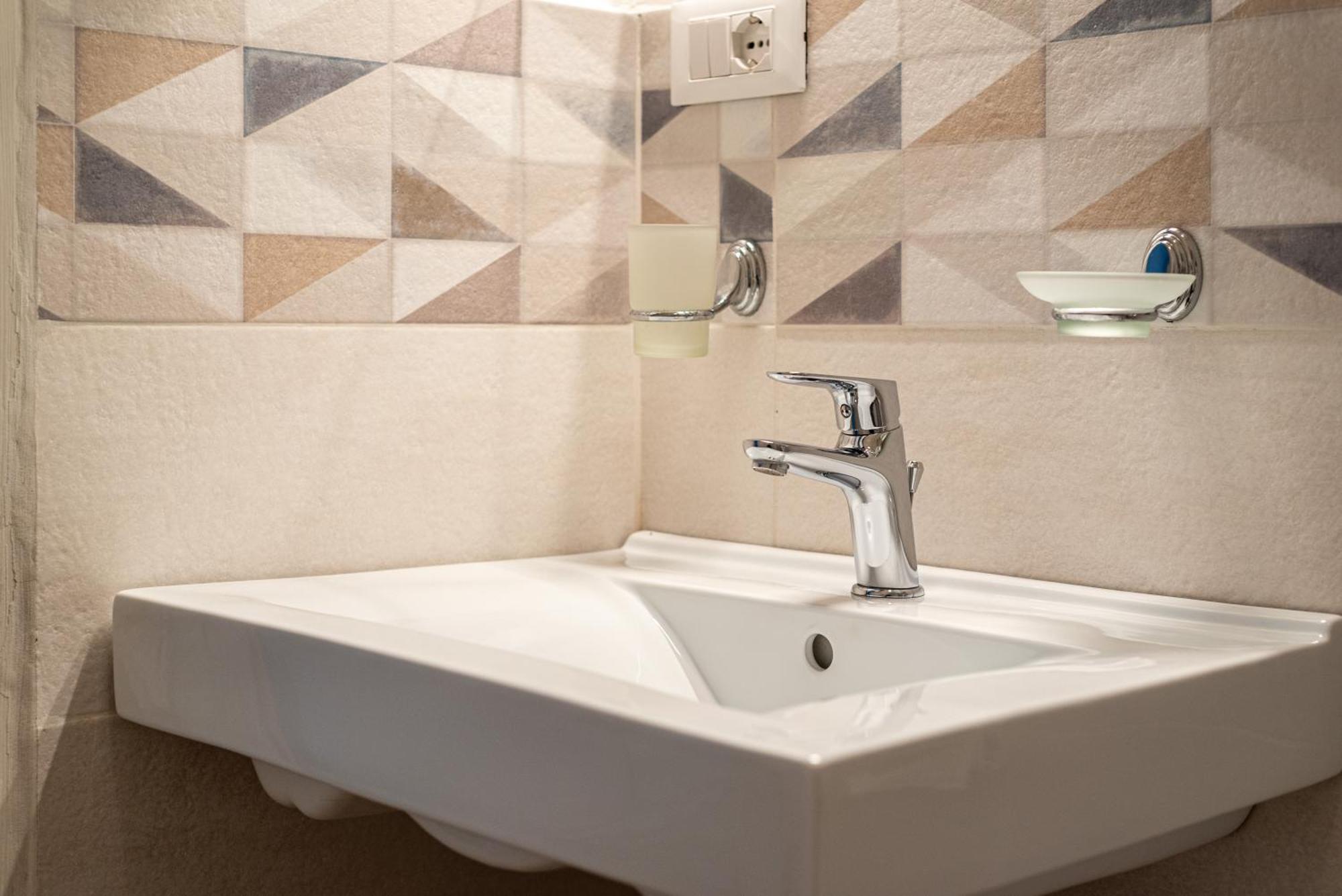 Deluxe Double Room Shower