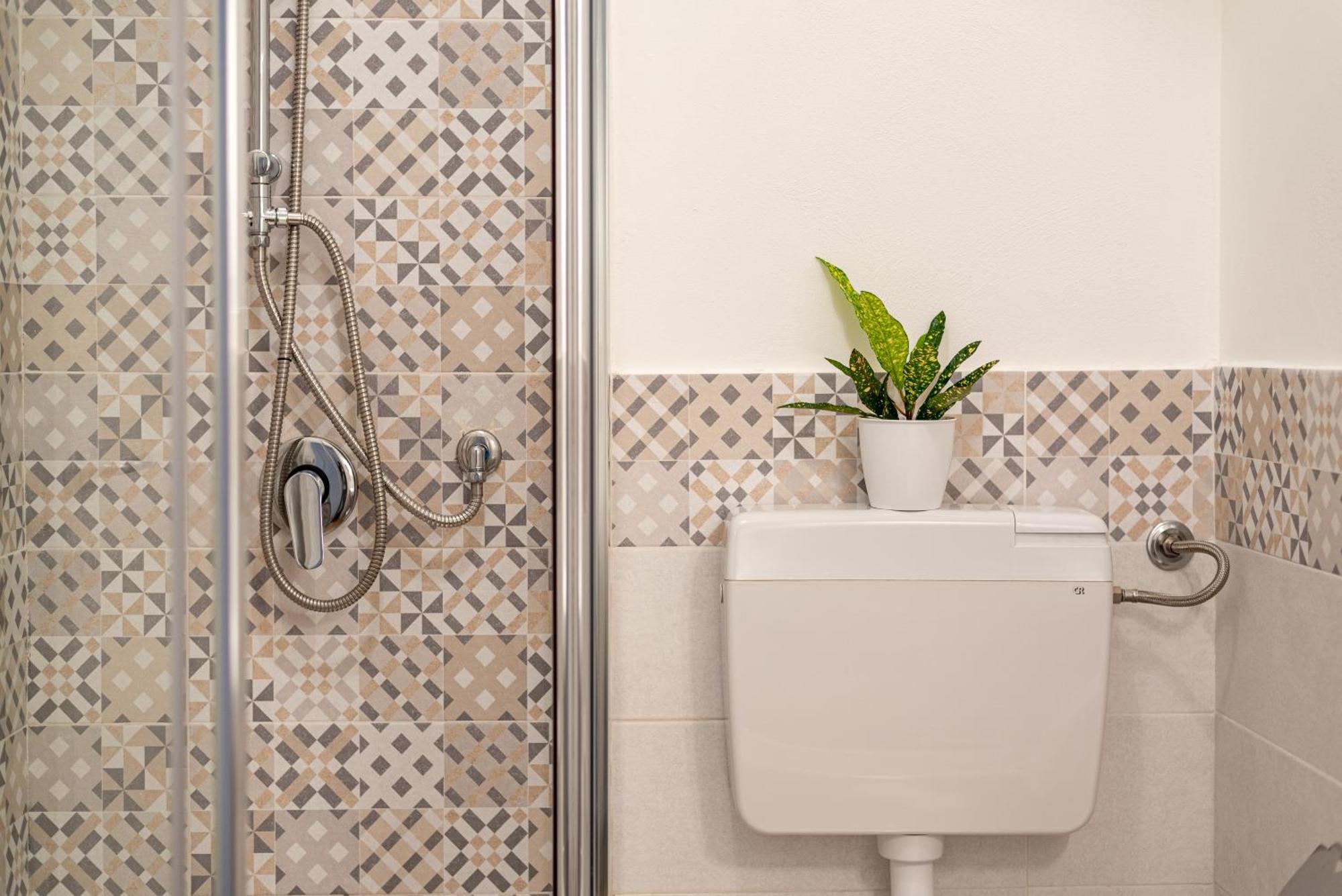 Deluxe Double Room Shower