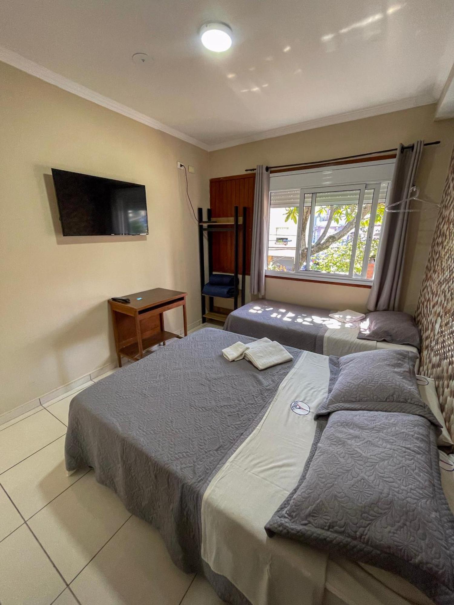 Quarto Triplo com Banheiro Compartilhado