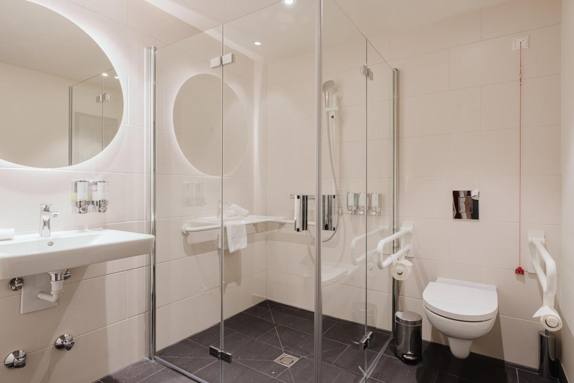 Queen Room Accessible