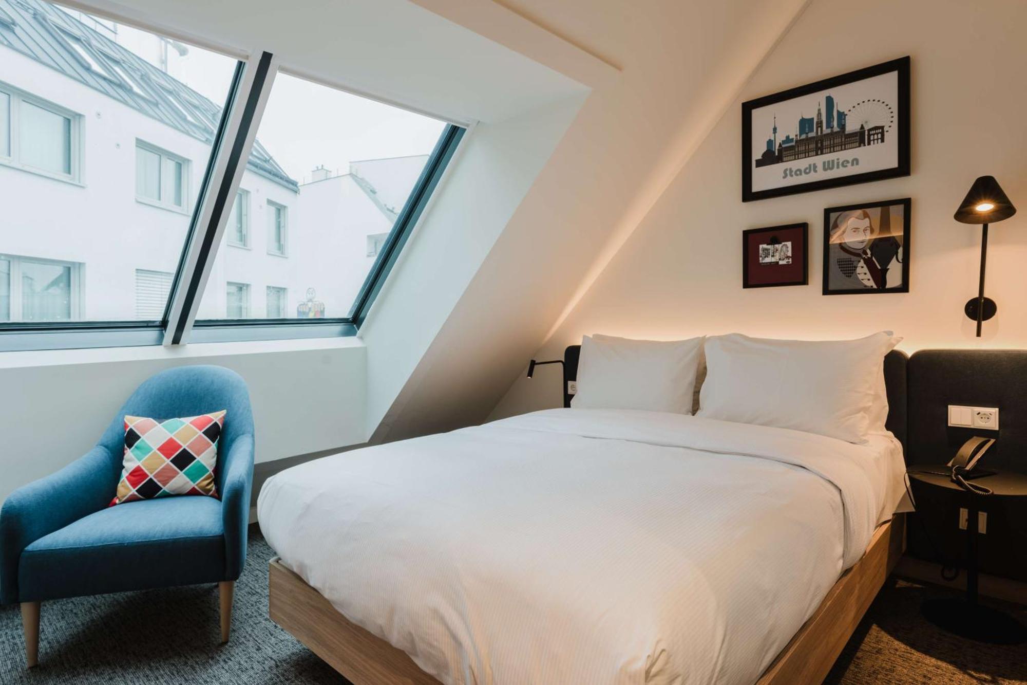Queen Room,1647625399:JPEG