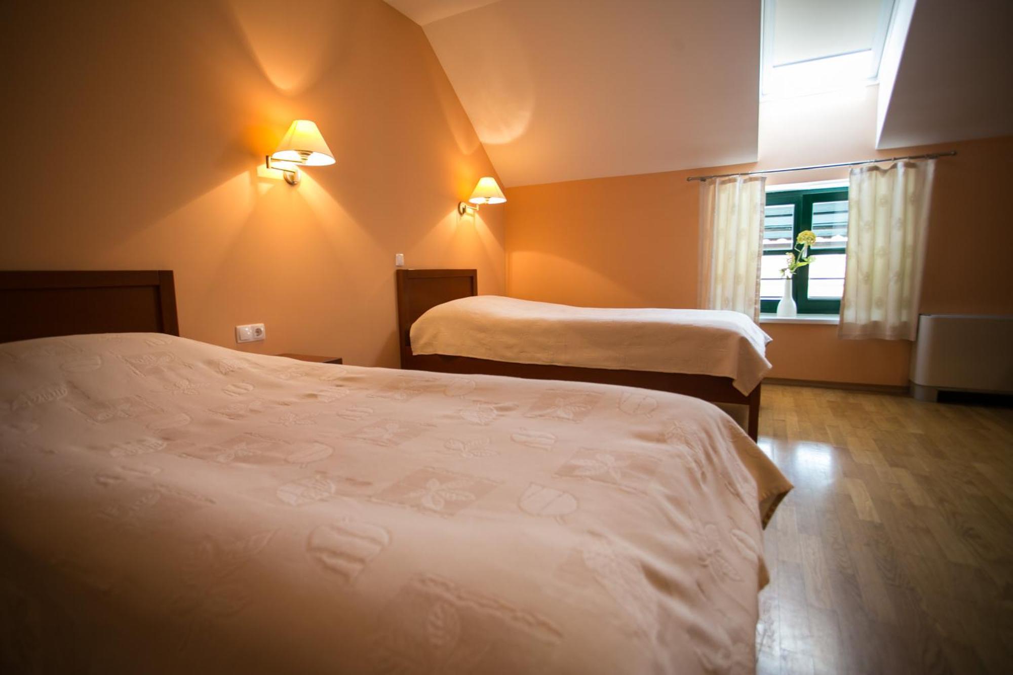 Camera Doppia con Letti Singoli con Letto Supplementare