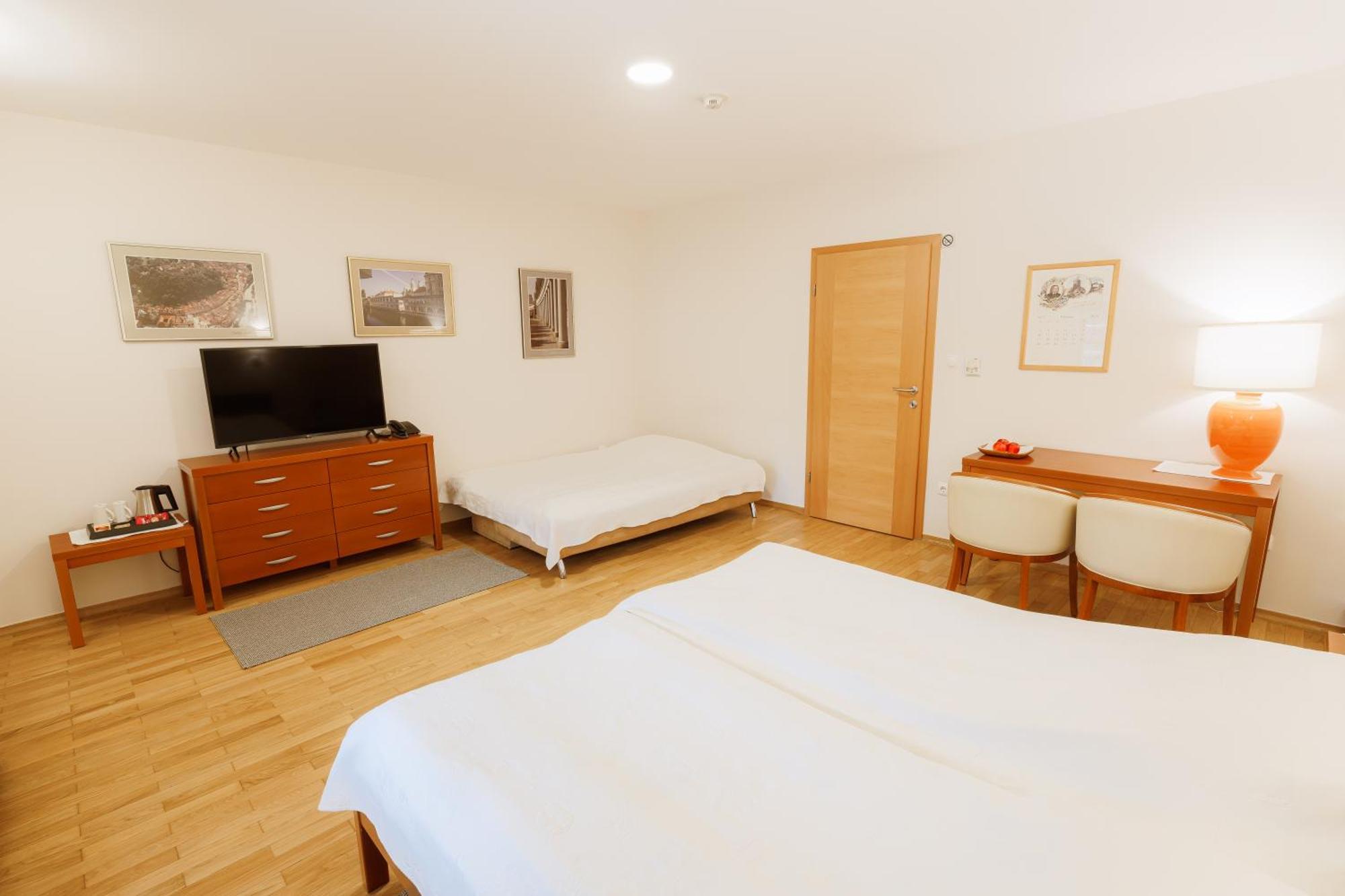 Camera Matrimoniale con Letto Supplementare