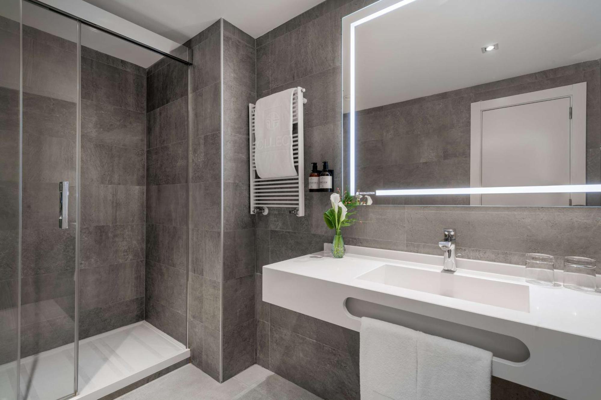 Family Room (2 Adults + 1 Child),1649014136:JPEG