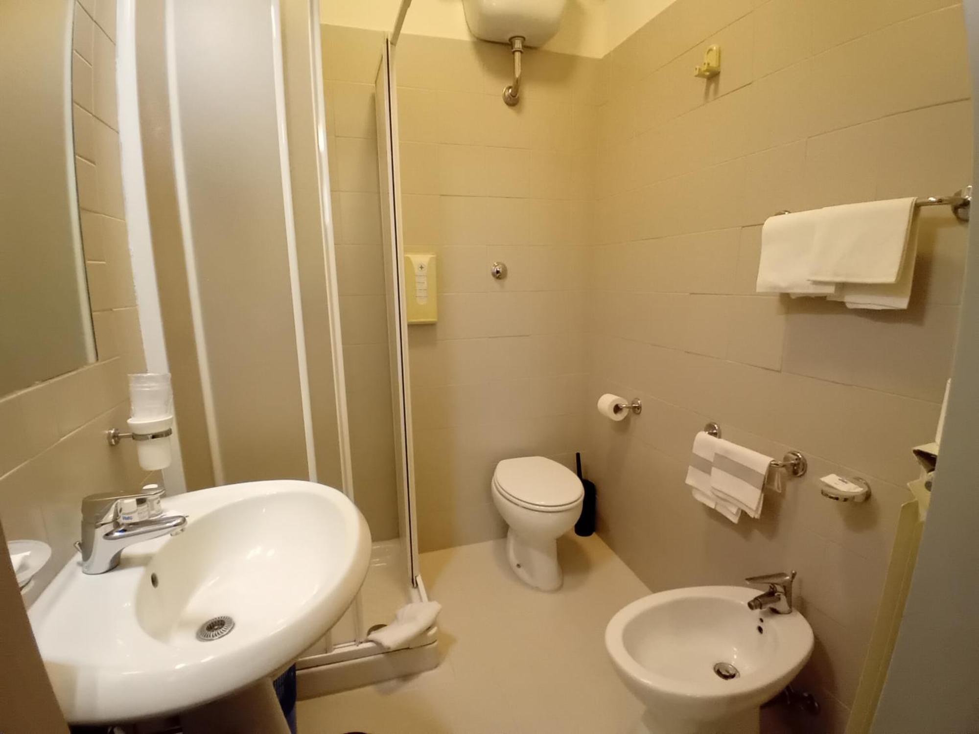Twin Room,1739385235:JPEG
