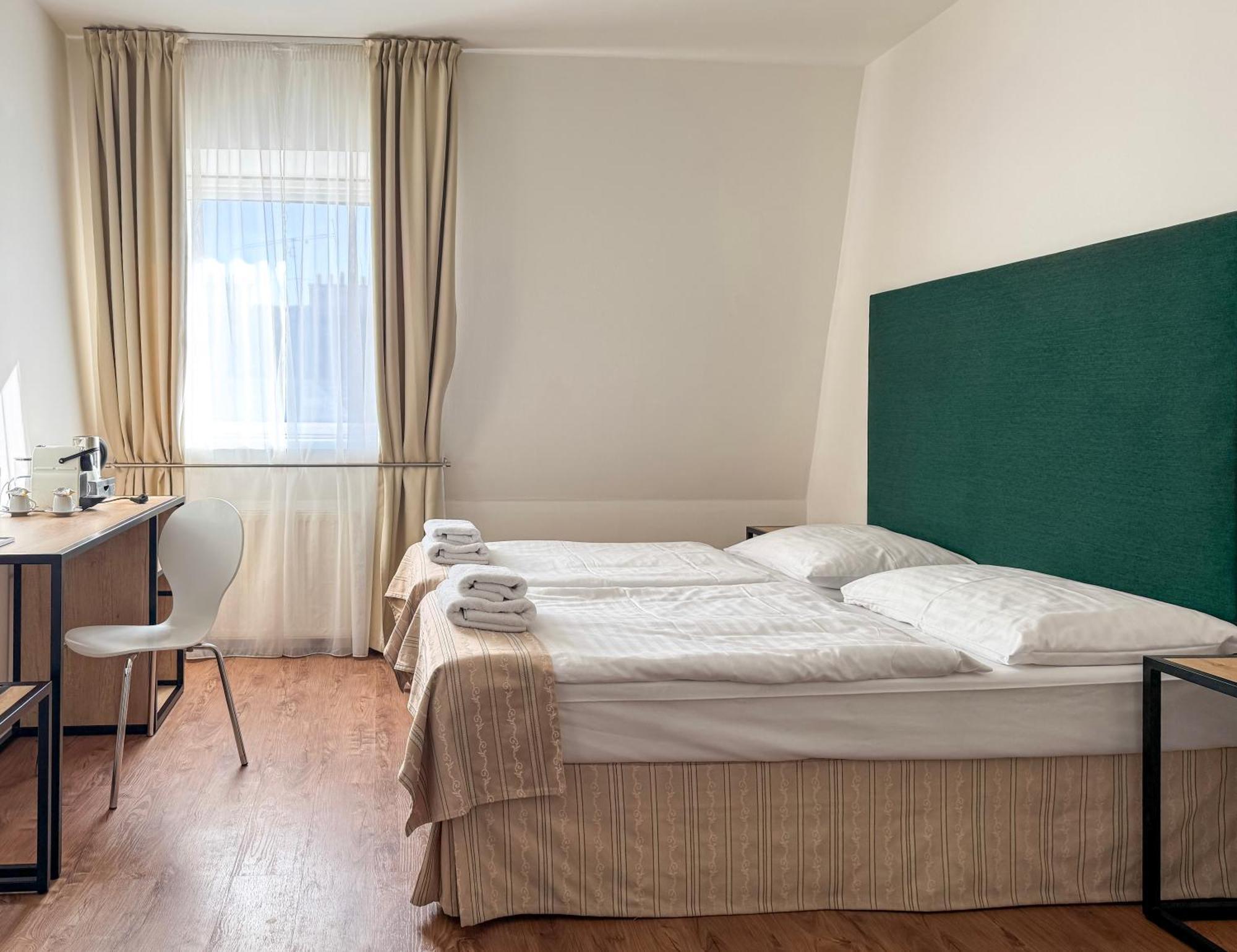 Twin Room,1651163522:JPEG
