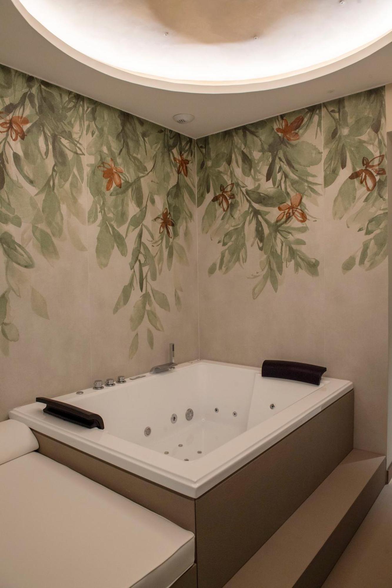 Double Room Hot Tub an internal view the gallery,1651234882:JPEG