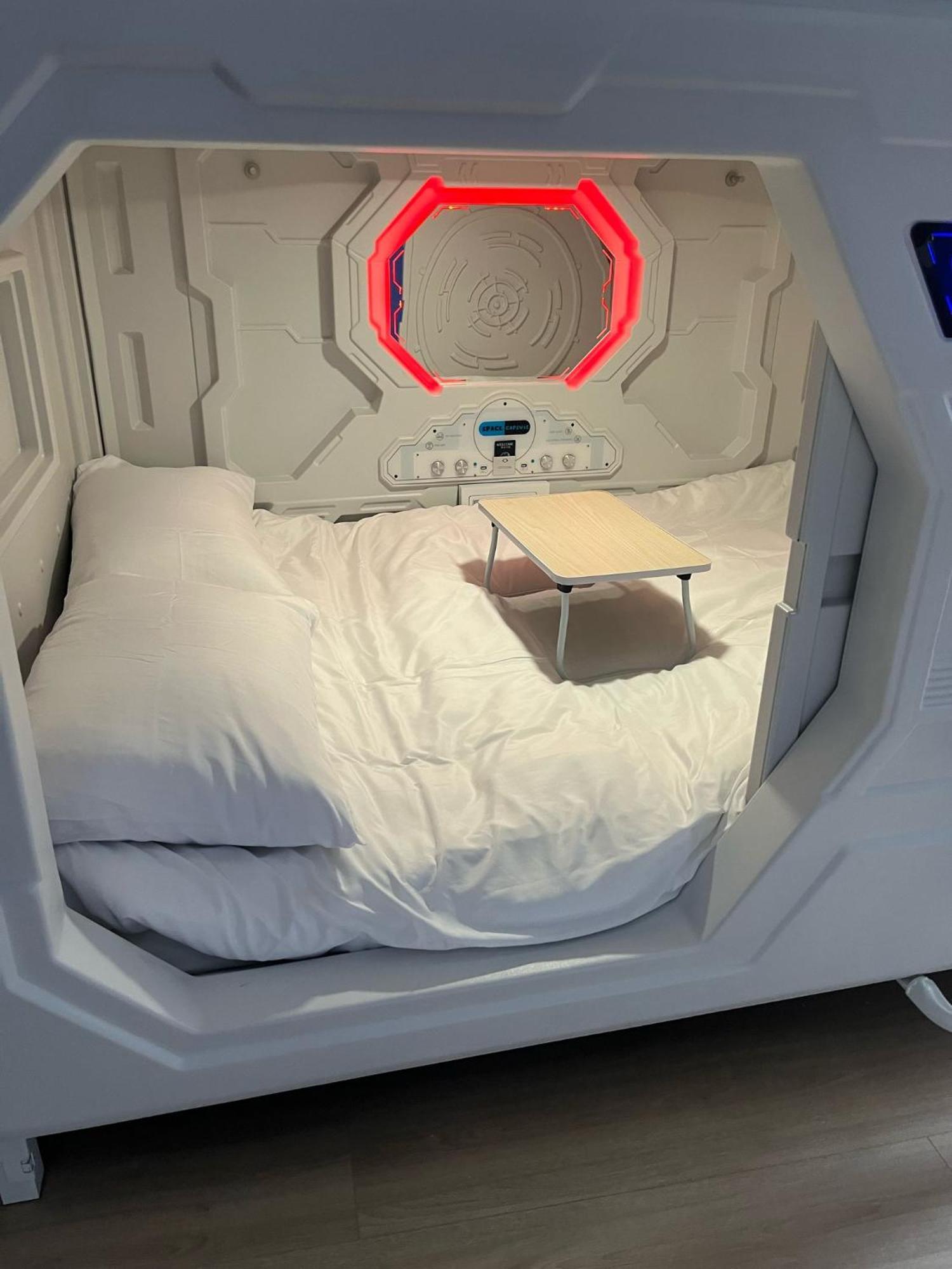 Double capsule pod mixed 6 bed shared room,1651946225:JPEG