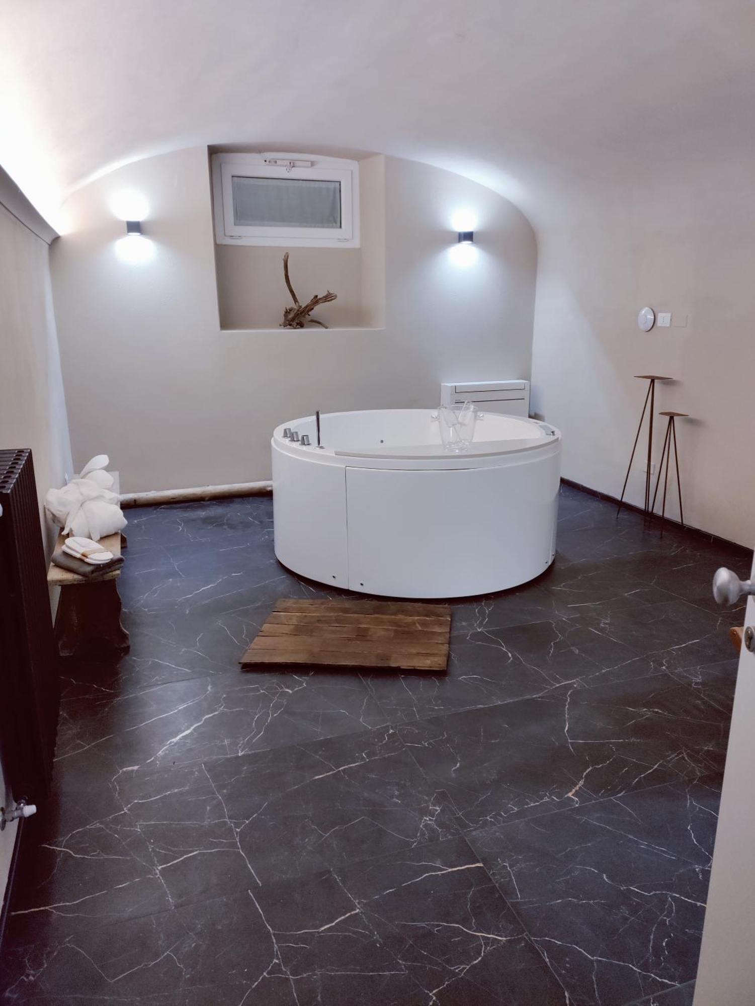 Queen Room Spa Bath