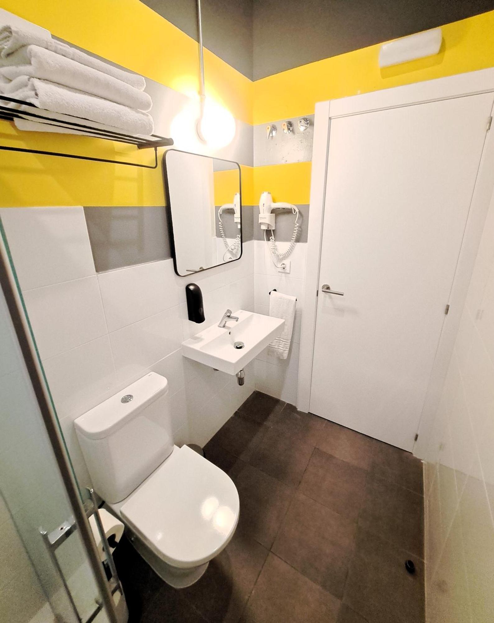 Twin Room Private Bathroom,1652770503:JPEG