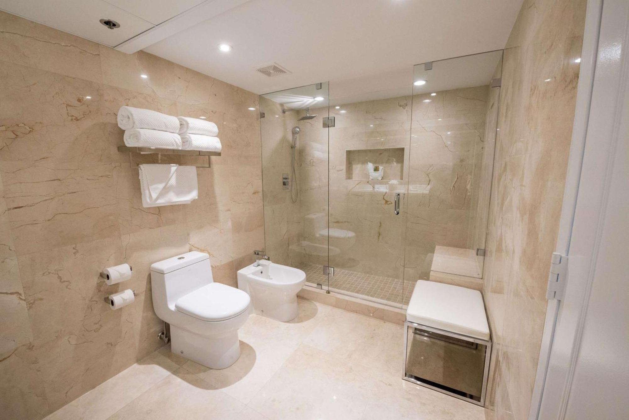 Suite con cama extragrande, balcón y vistas al lago