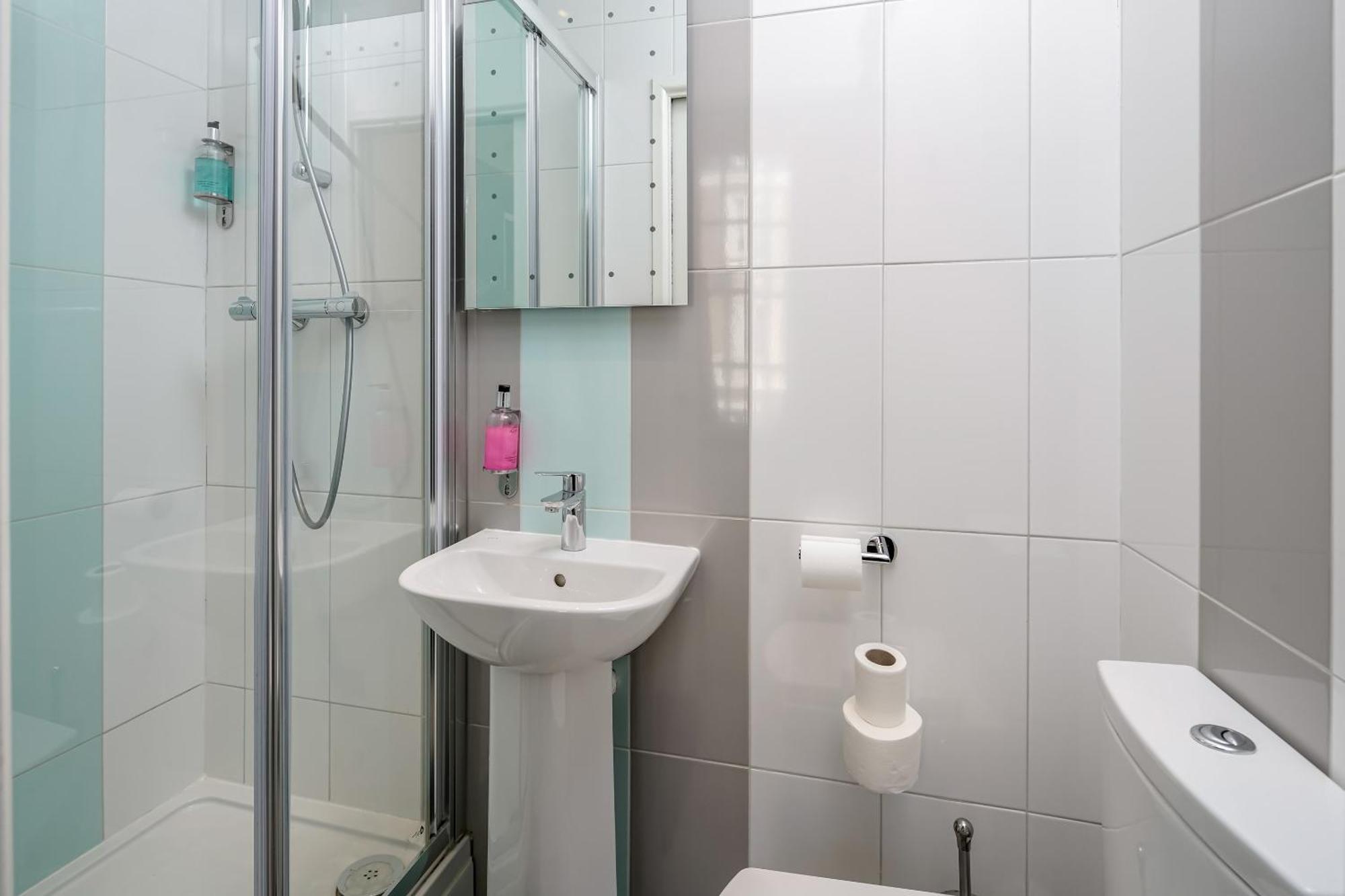 Single Room Private External Bathroom,1657858339:JPEG