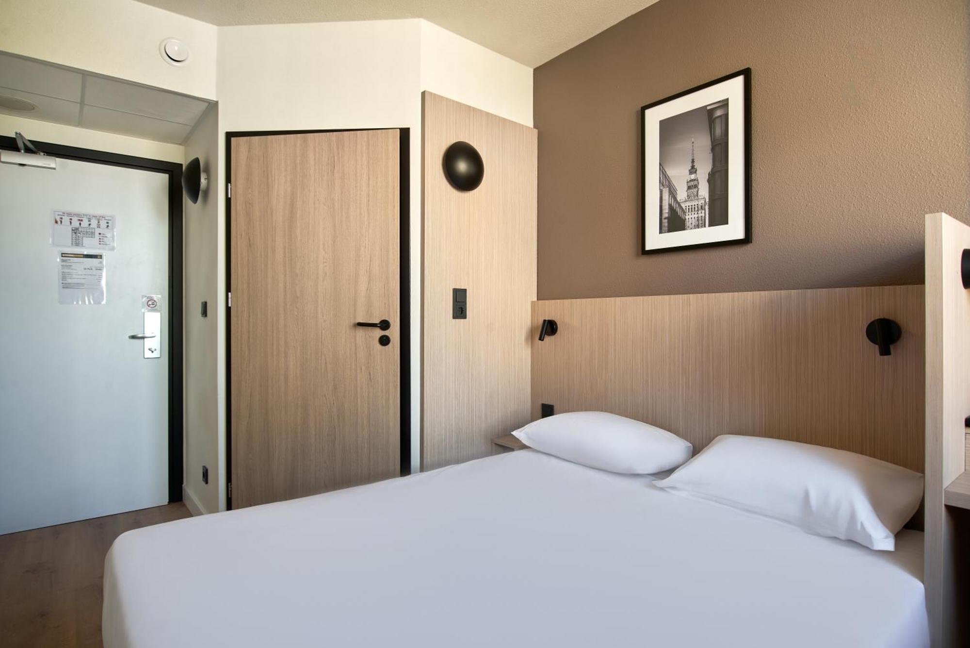 Standard Room 1 Queen Bed,1659456915:JPEG