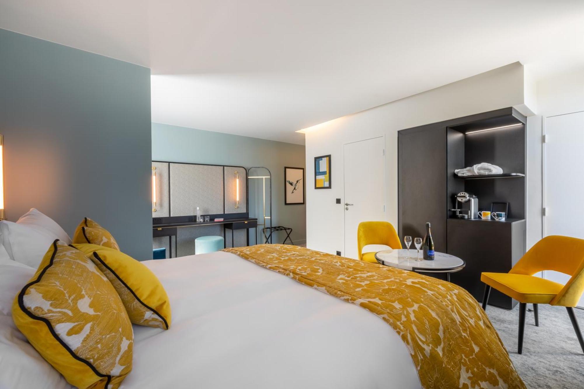 Grand King Room Balcony Single Sofa Bed