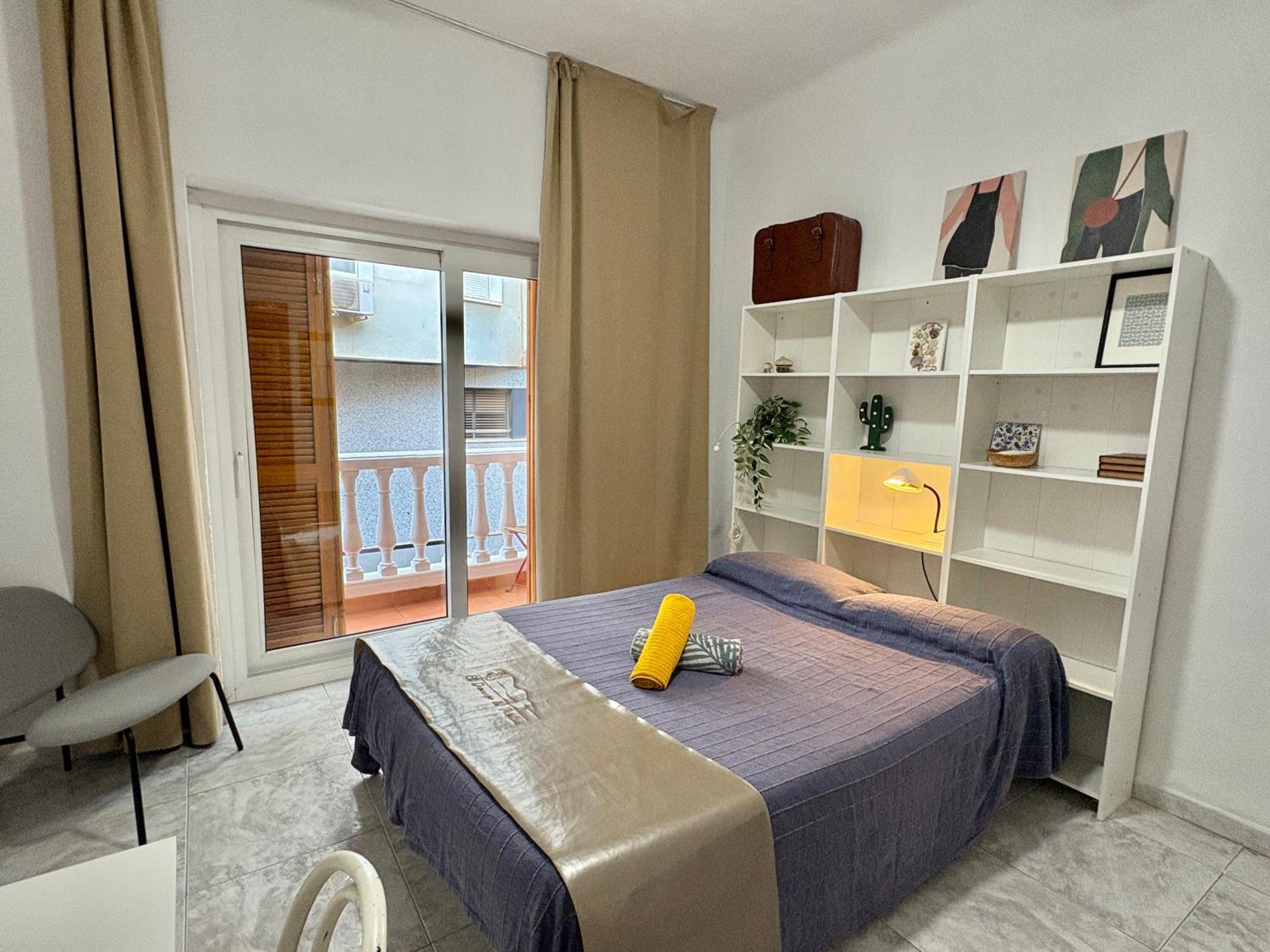 Habitación Doble con balcón y baño compartido