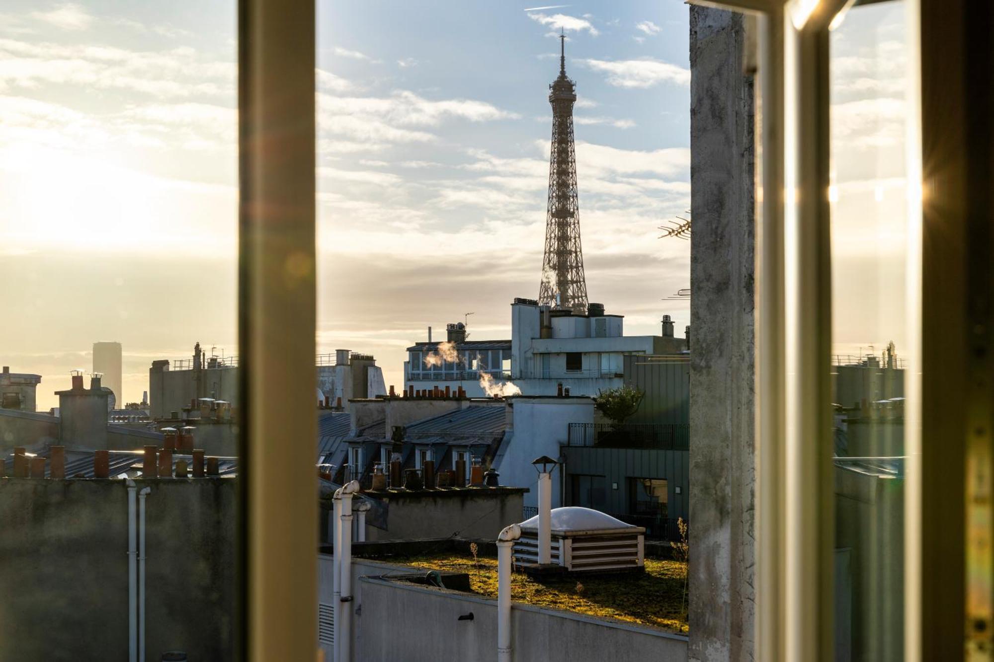 Room Eiffel Tower View,1661794951:JPEG