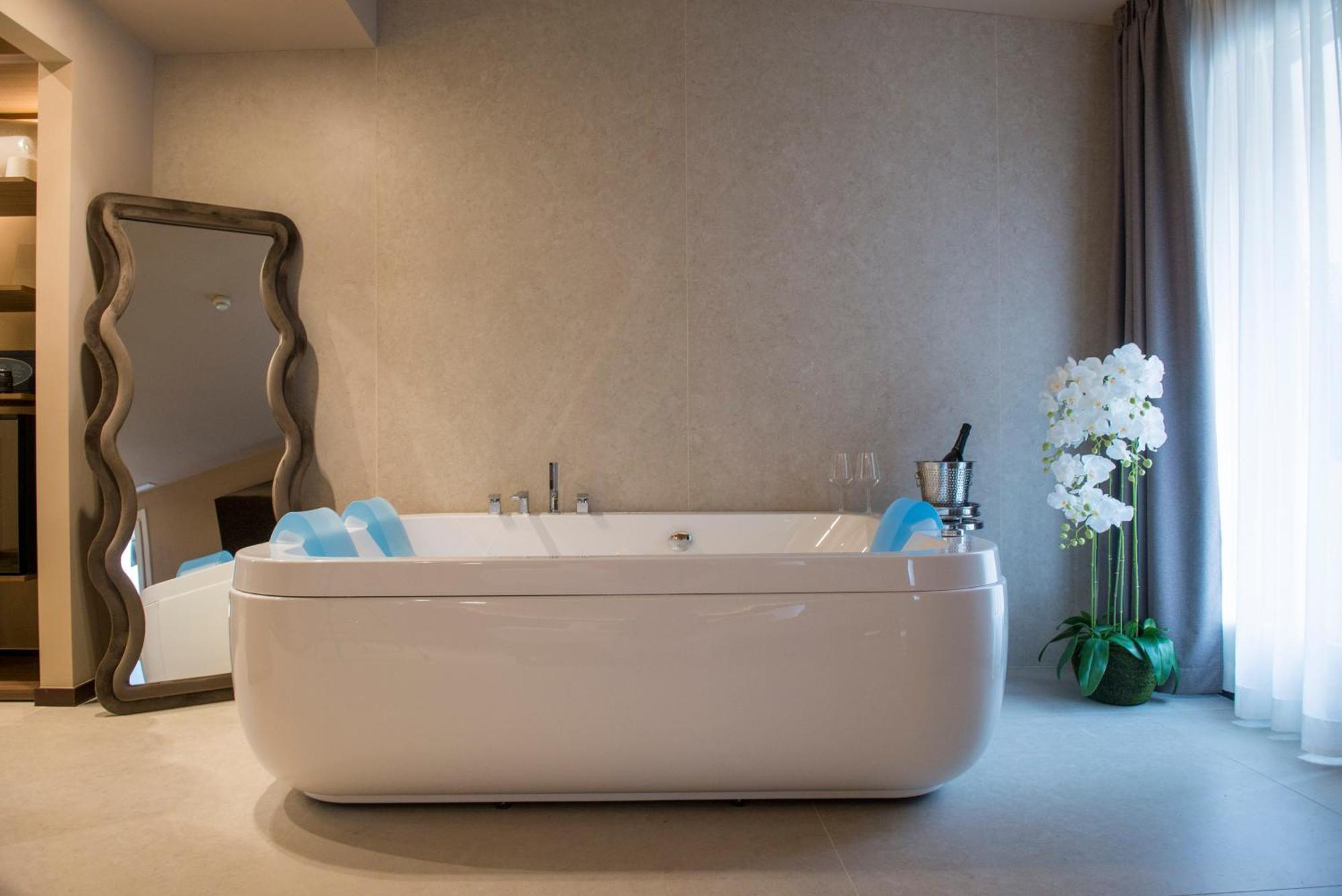 King Room Spa Bath,1662217226:JPEG