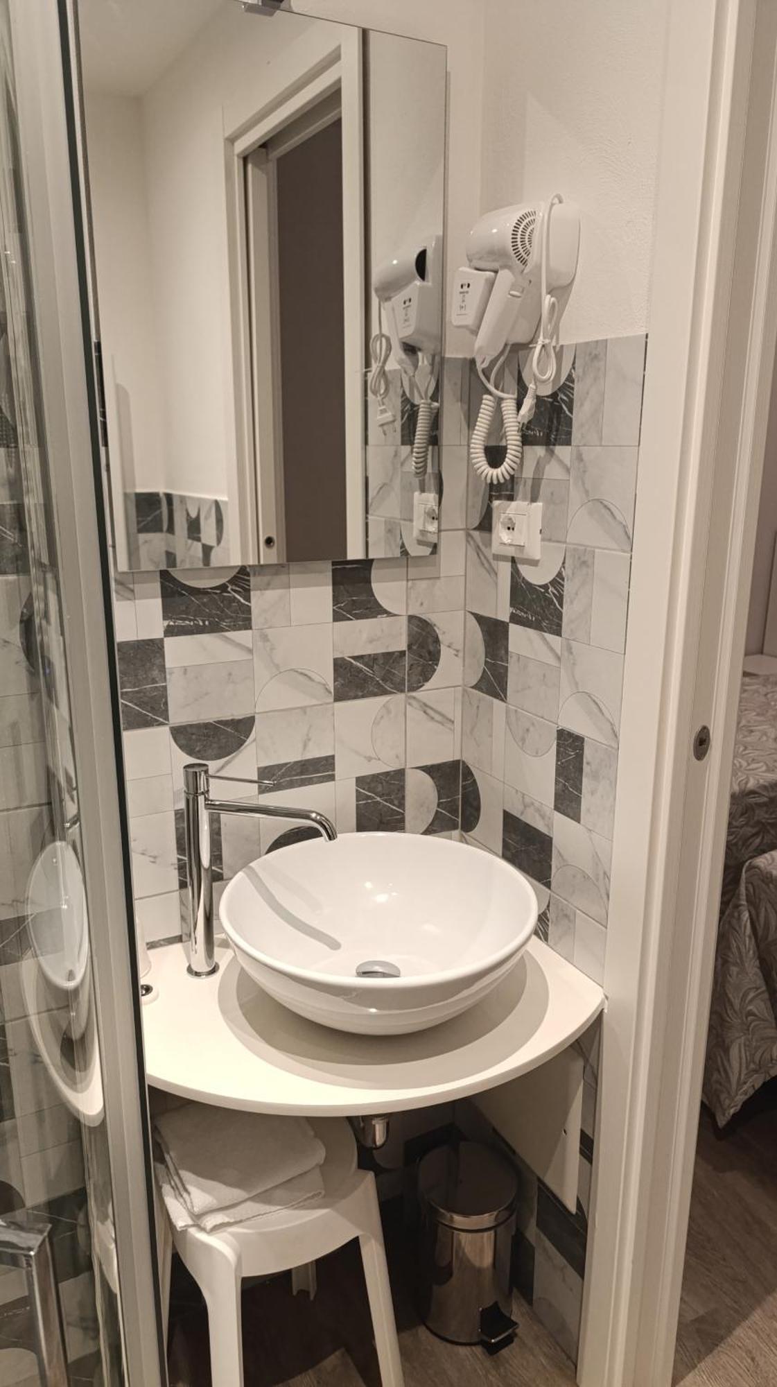 Twin Room,1662392374:JPEG