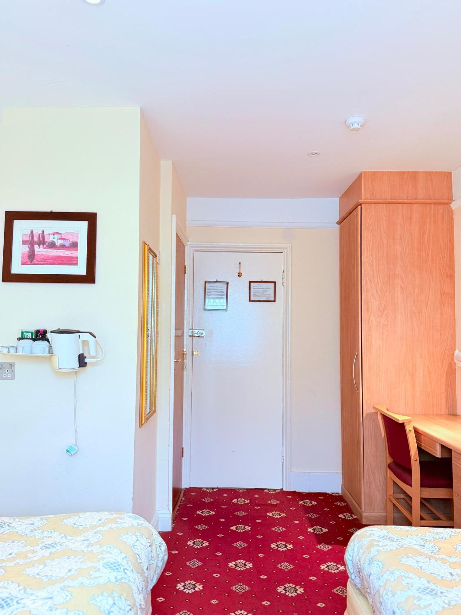 Twin Room,1662411434:JPEG