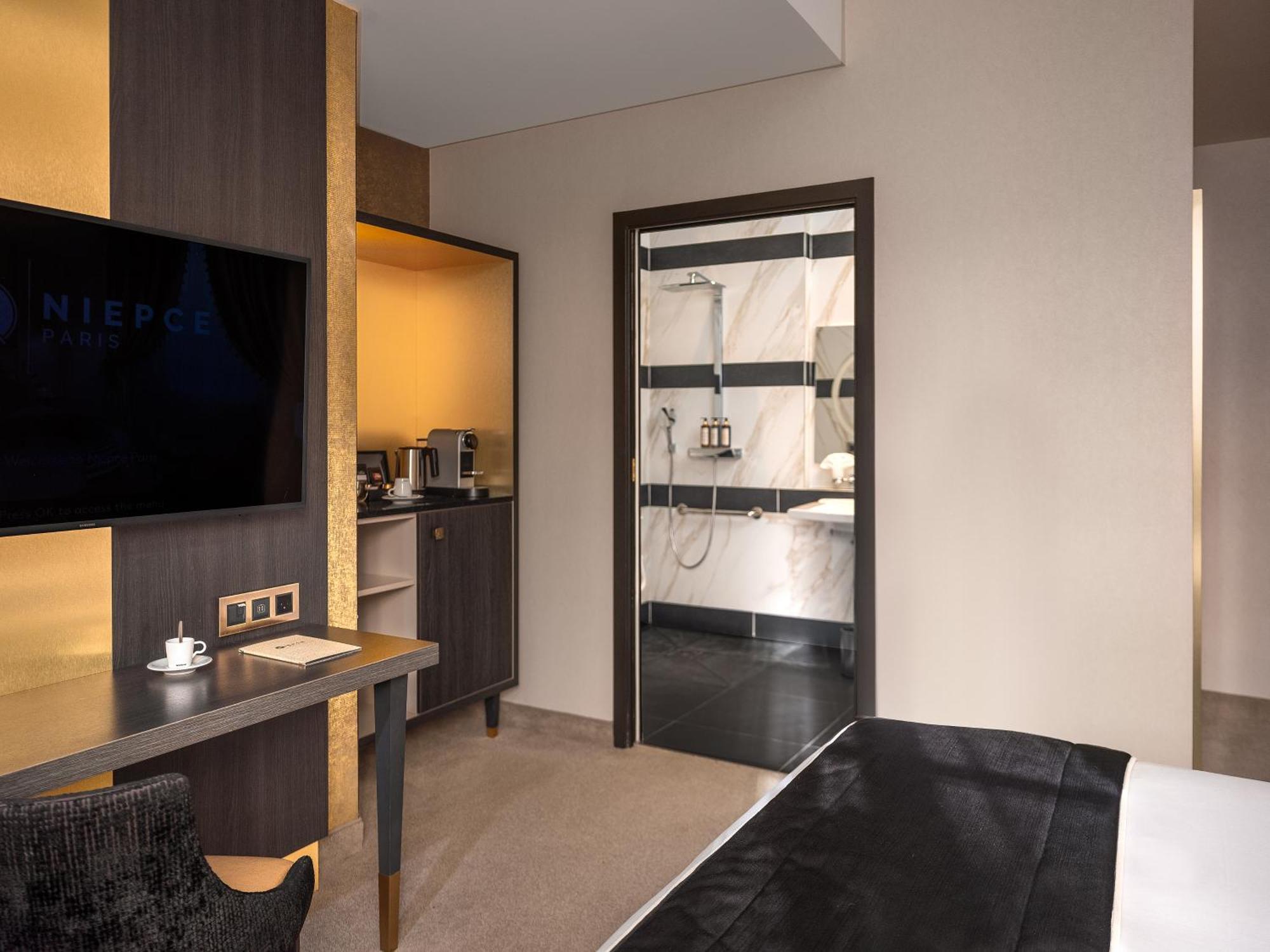 Queen Room,1663776587:JPEG