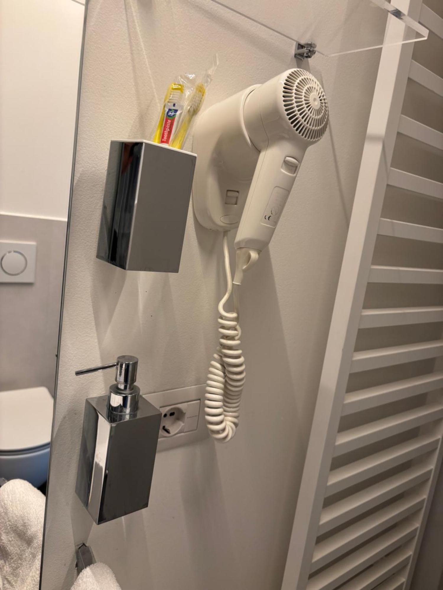 Deluxe Room,1664767424:JPEG